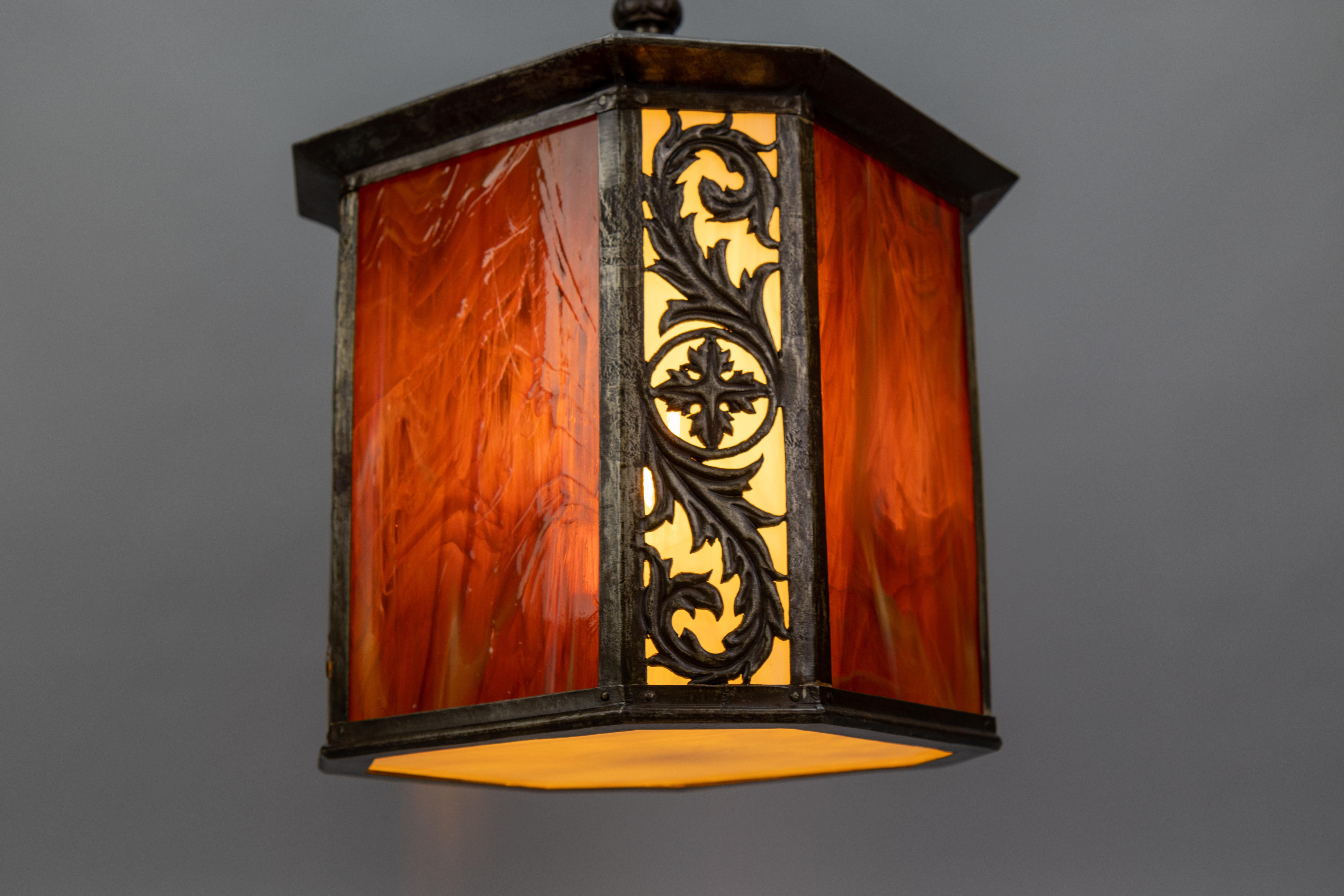 Fait main Grande lanterne d'entrée en verre et métal Tiffany Brown et Beige, France, années 1920 en vente