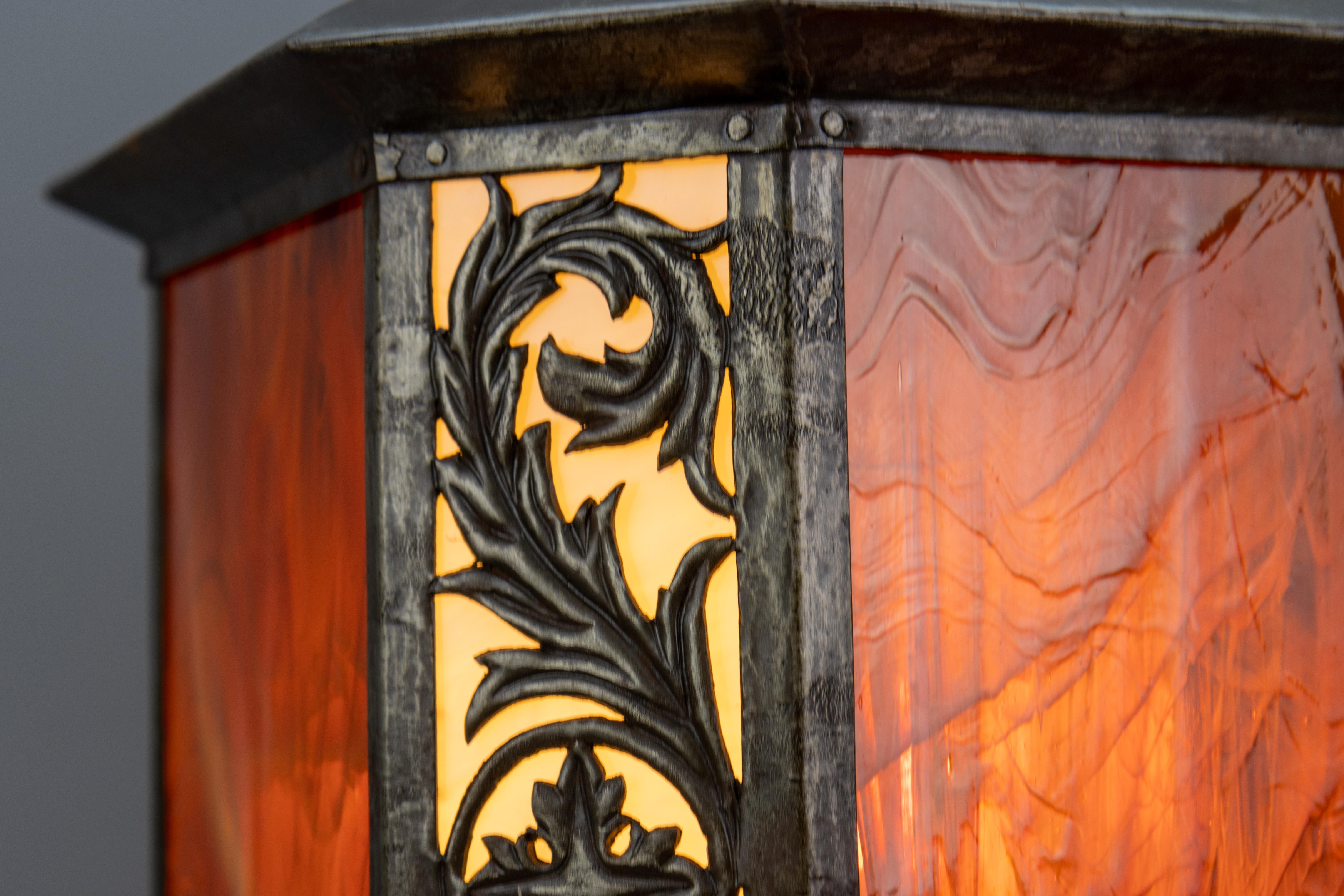 Grande lanterne d'entrée en verre et métal Tiffany Brown et Beige, France, années 1920 Bon état - En vente à Barntrup, DE