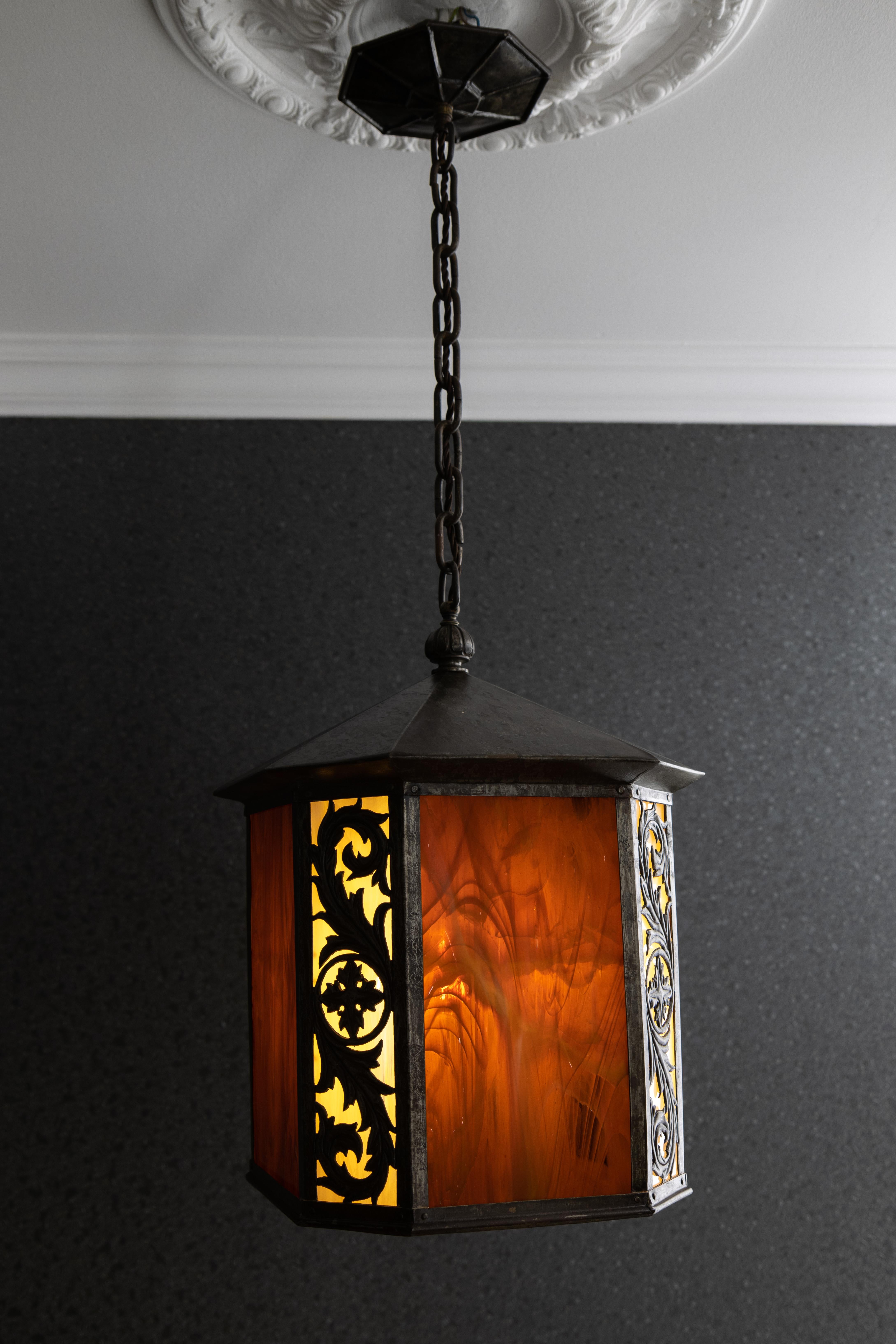 Métal Grande lanterne d'entrée en verre et métal Tiffany Brown et Beige, France, années 1920 en vente