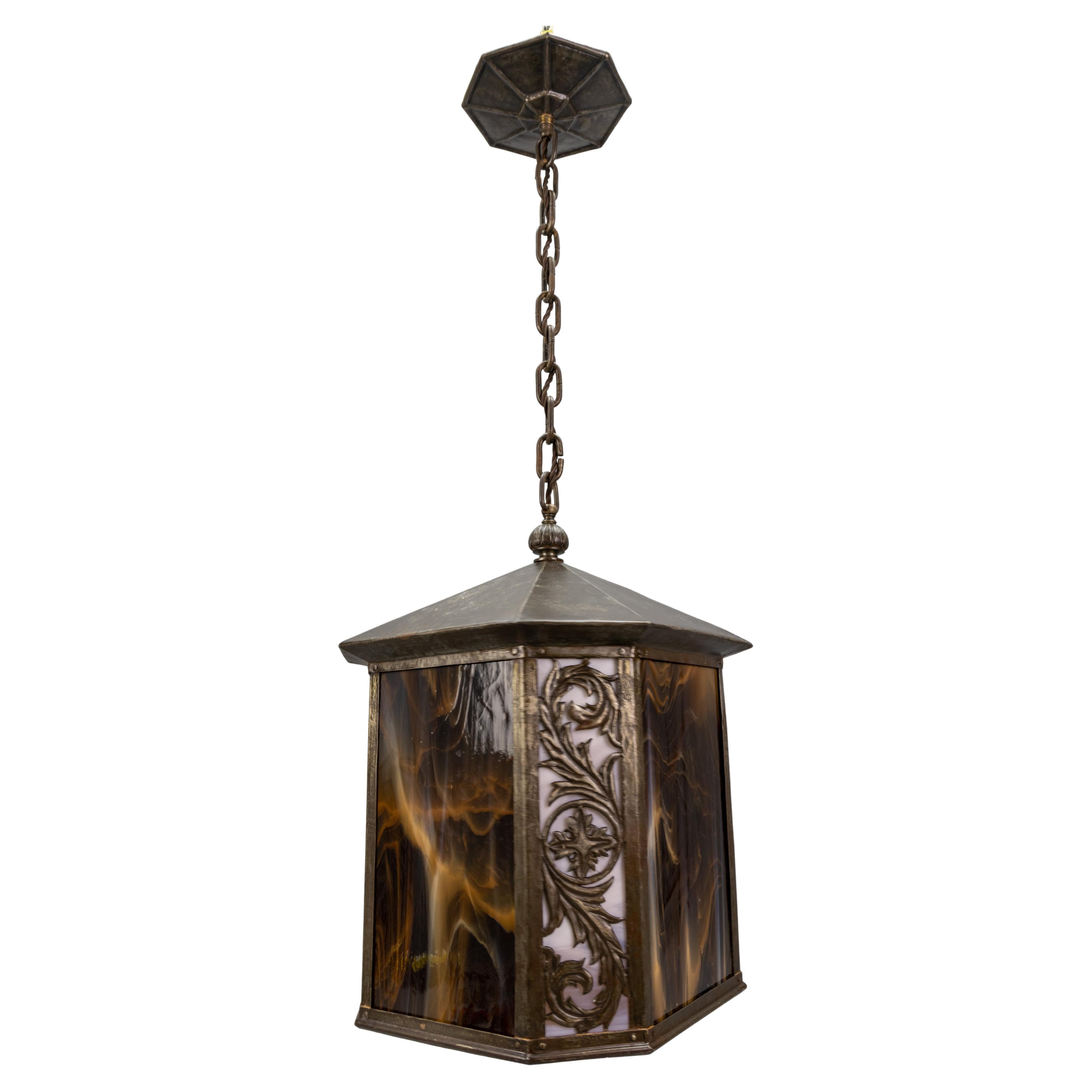 Grande lanterne d'entrée en verre et métal Tiffany Brown et Beige, France, années 1920 en vente