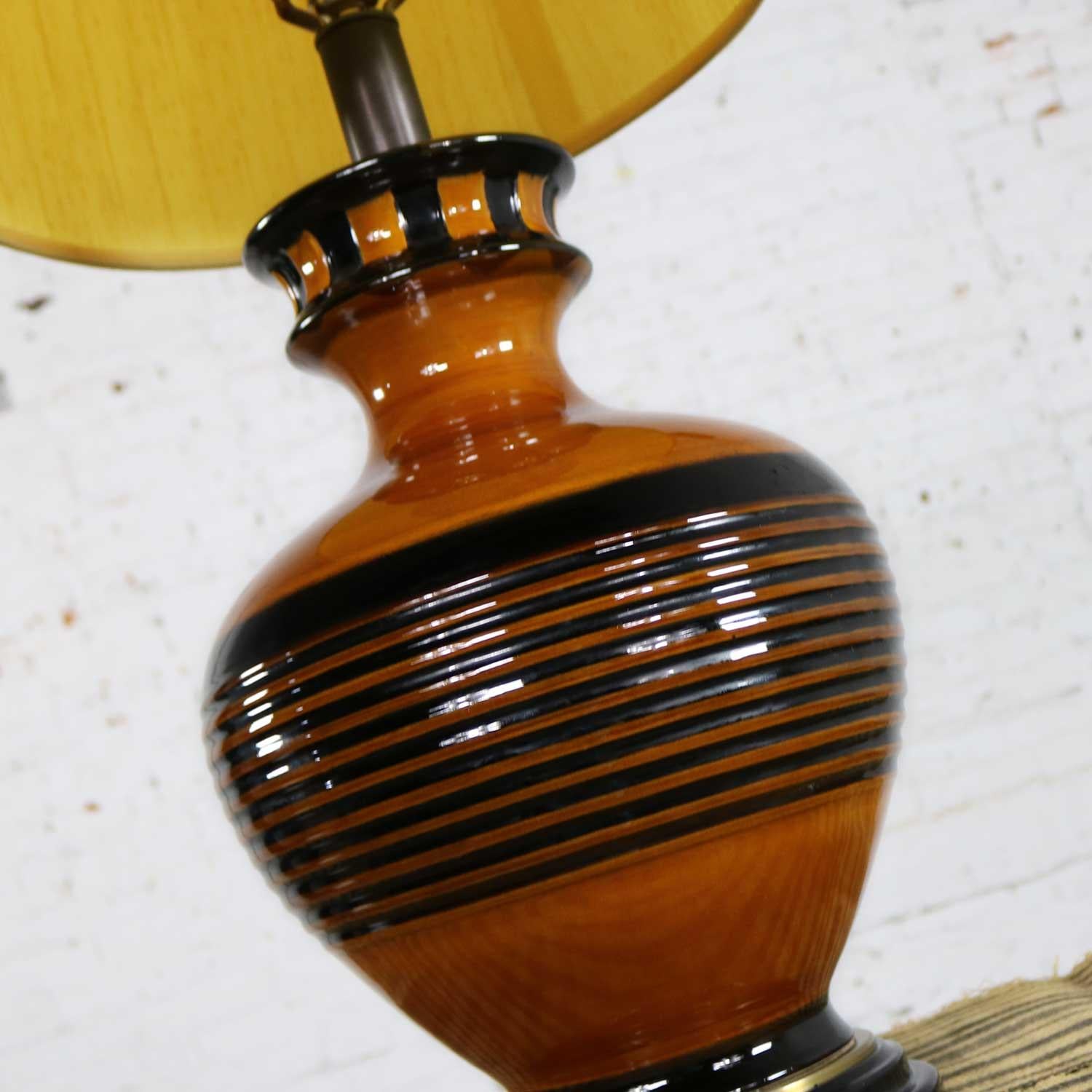 Wood Large Brown and Black Mid-Century Modern Bulbous Ceramic Lamp For Sale
