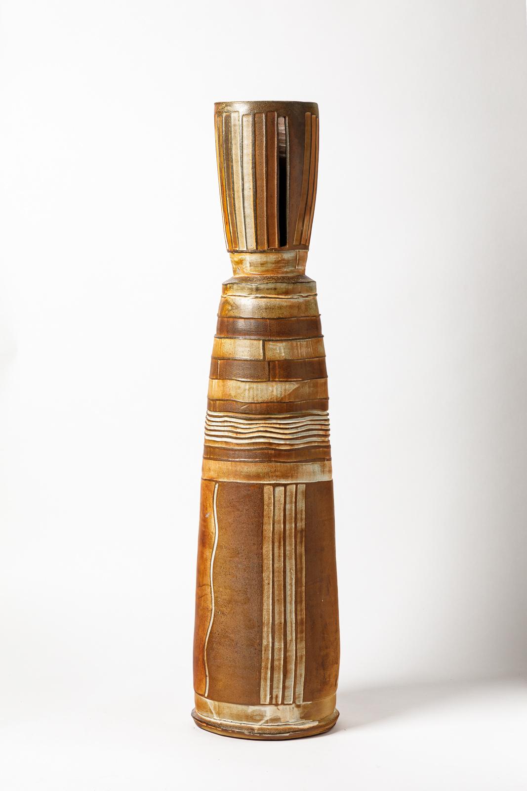 Roz Herrin - La Borne


Grande vaso da terra in ceramica di design del 21° secolo, in gres.

Whiting e marrone, colori di cottura del legno effetto ceramica 

Firmato

Data 2018

Un pezzo unico fatto a mano

Altezza 89 cm
Grande 21 cm
 
