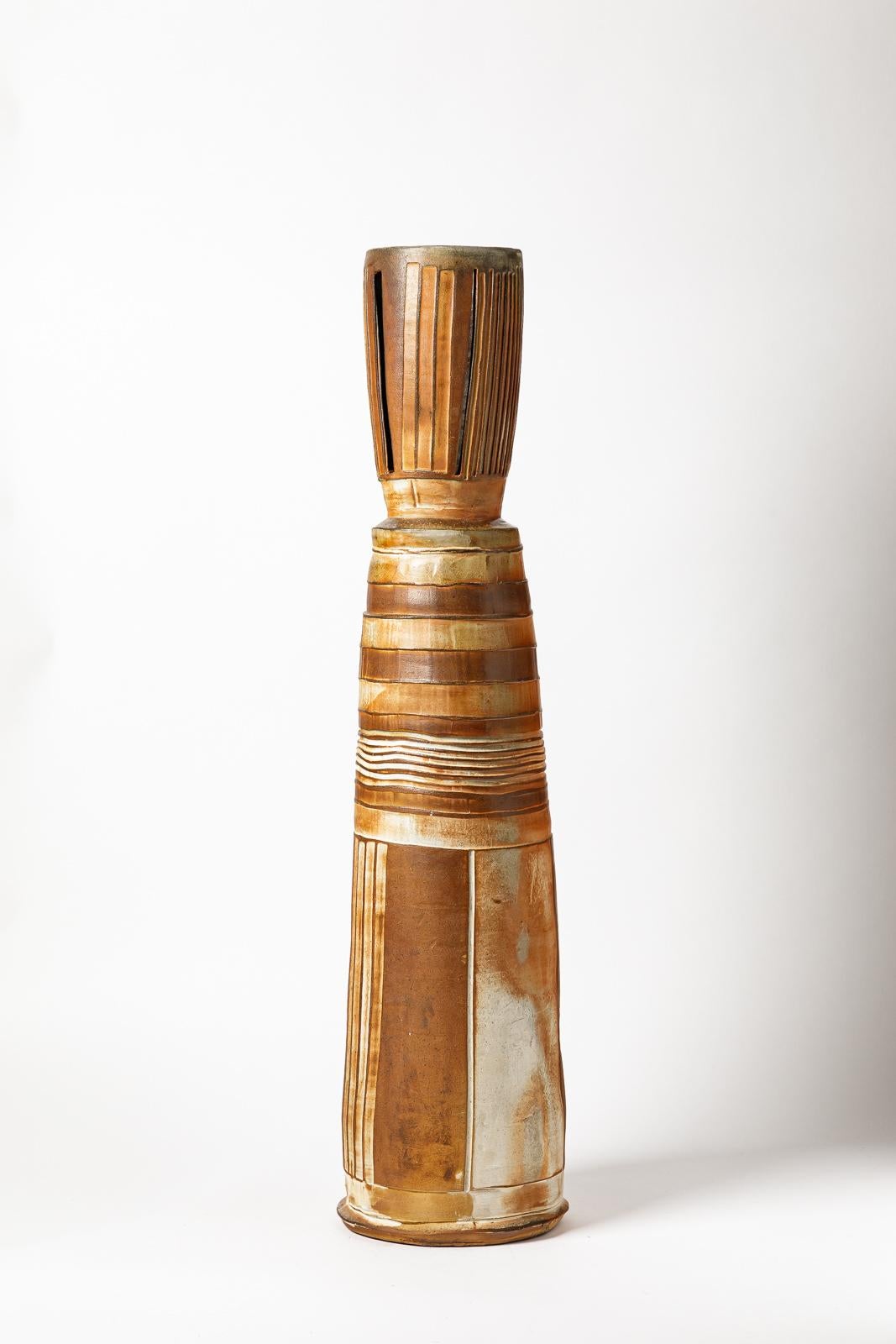 Mid-Century moderno Grande vaso da terra in ceramica marrone e bianca di Roz Herrin La Borne 89 cm in vendita