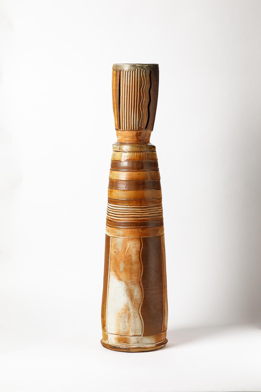 Francese Grande vaso da terra in ceramica marrone e bianca di Roz Herrin La Borne 89 cm in vendita