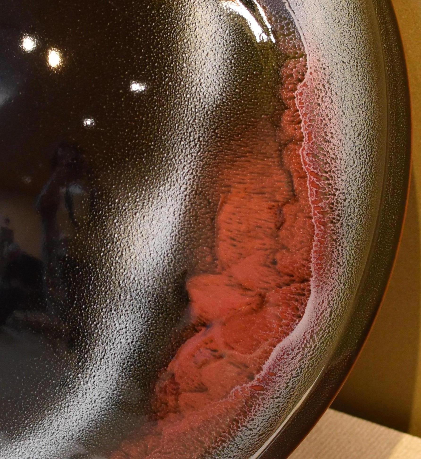 Japanische zeitgenössische japanische Vase aus handglasiertem Porzellan von Meisterkünstler in Schwarz, Rot und Blau im Zustand „Neu“ im Angebot in Takarazuka, JP
