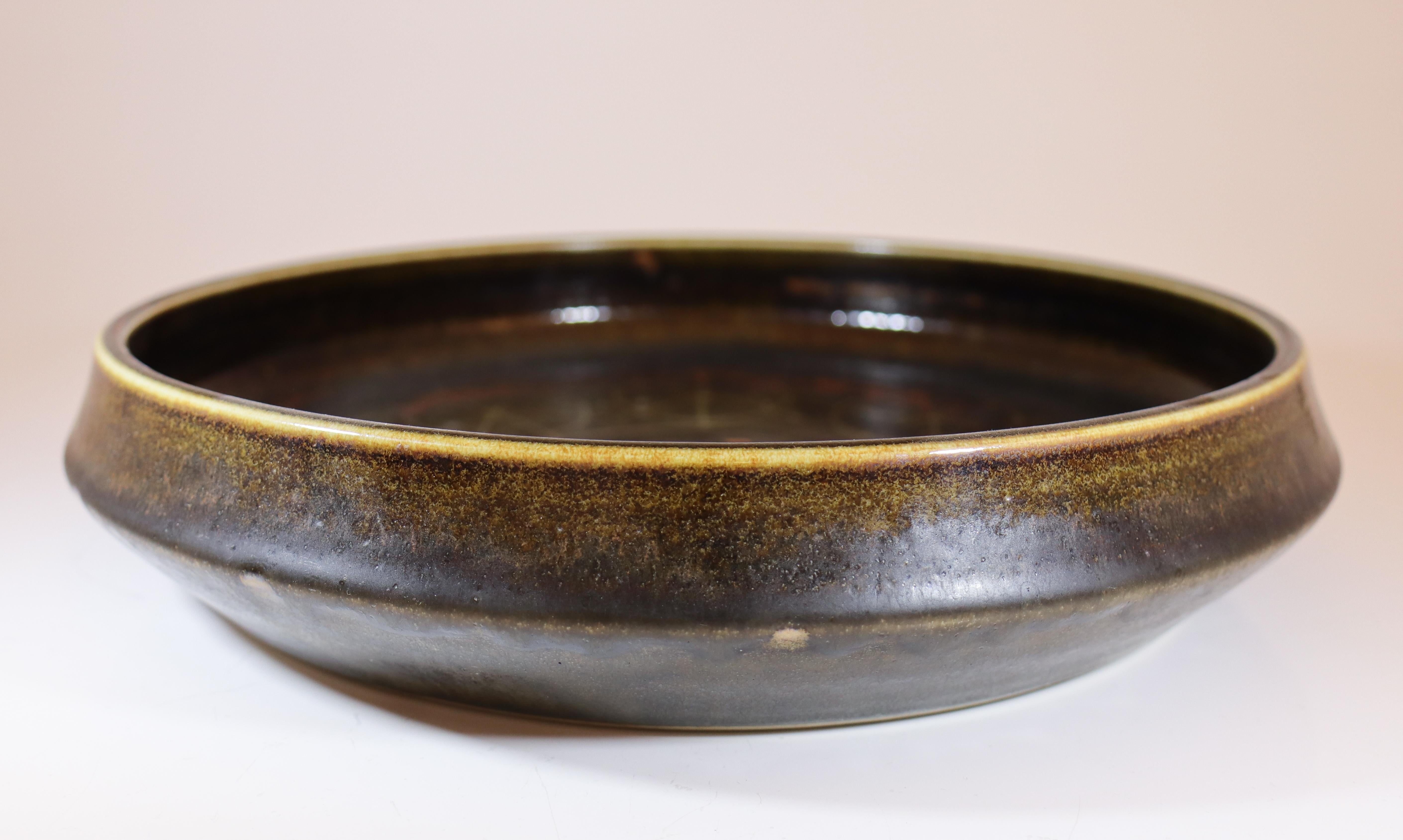 Ceramica Grande ciotola marrone - Carl-Harry Stålhane - Atelier A Rörstrand - Metà del XX secolo in vendita