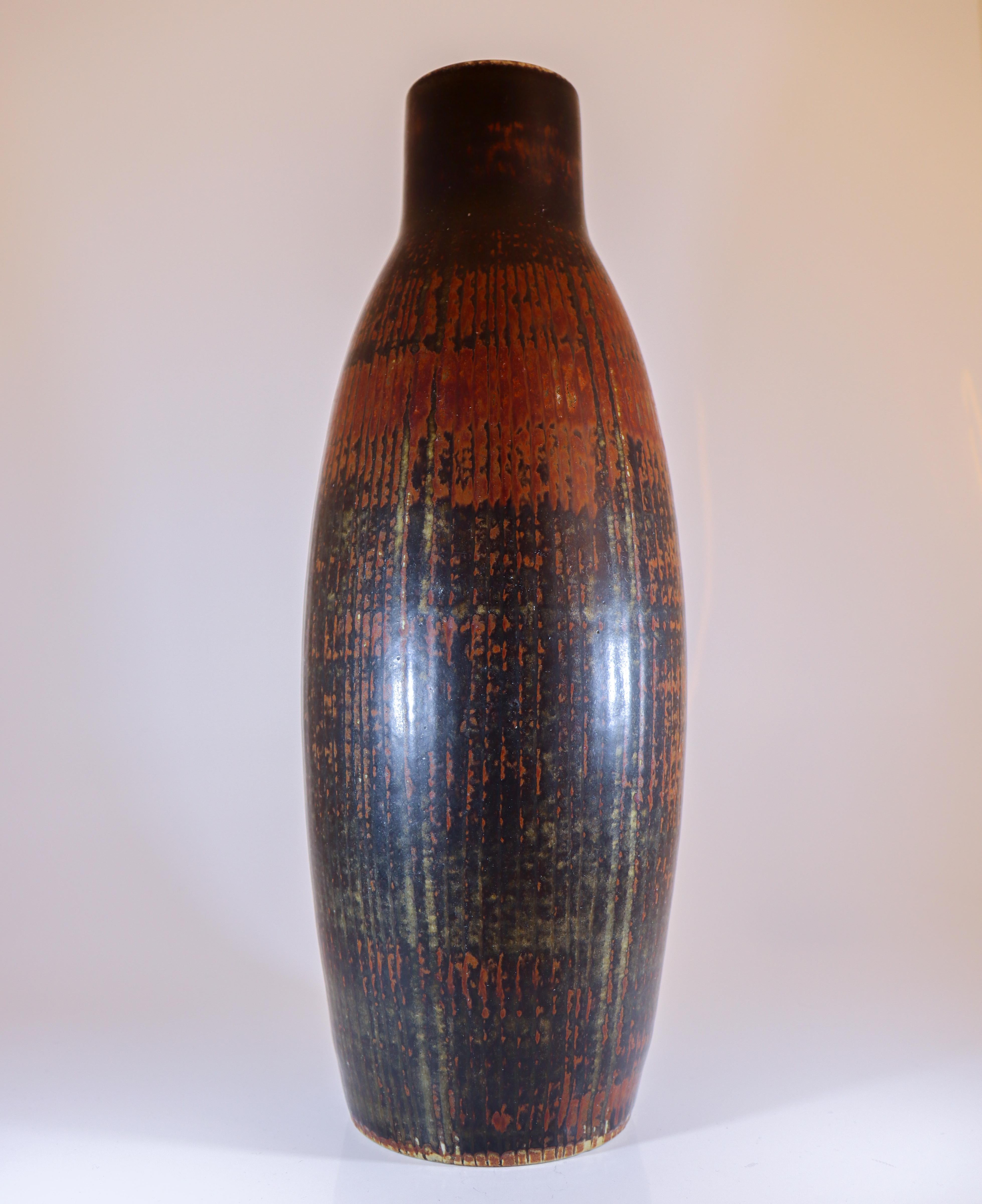 Un grand vase brun conçu par Carl-Harry Stålhane à Rörstrand, d'une hauteur de 45 cm, en excellent état (à l'exception d'une petite fissure à la base) et marqué comme étant de première qualité. 

Carl-Harry Stålhane est l'un des grands noms de la