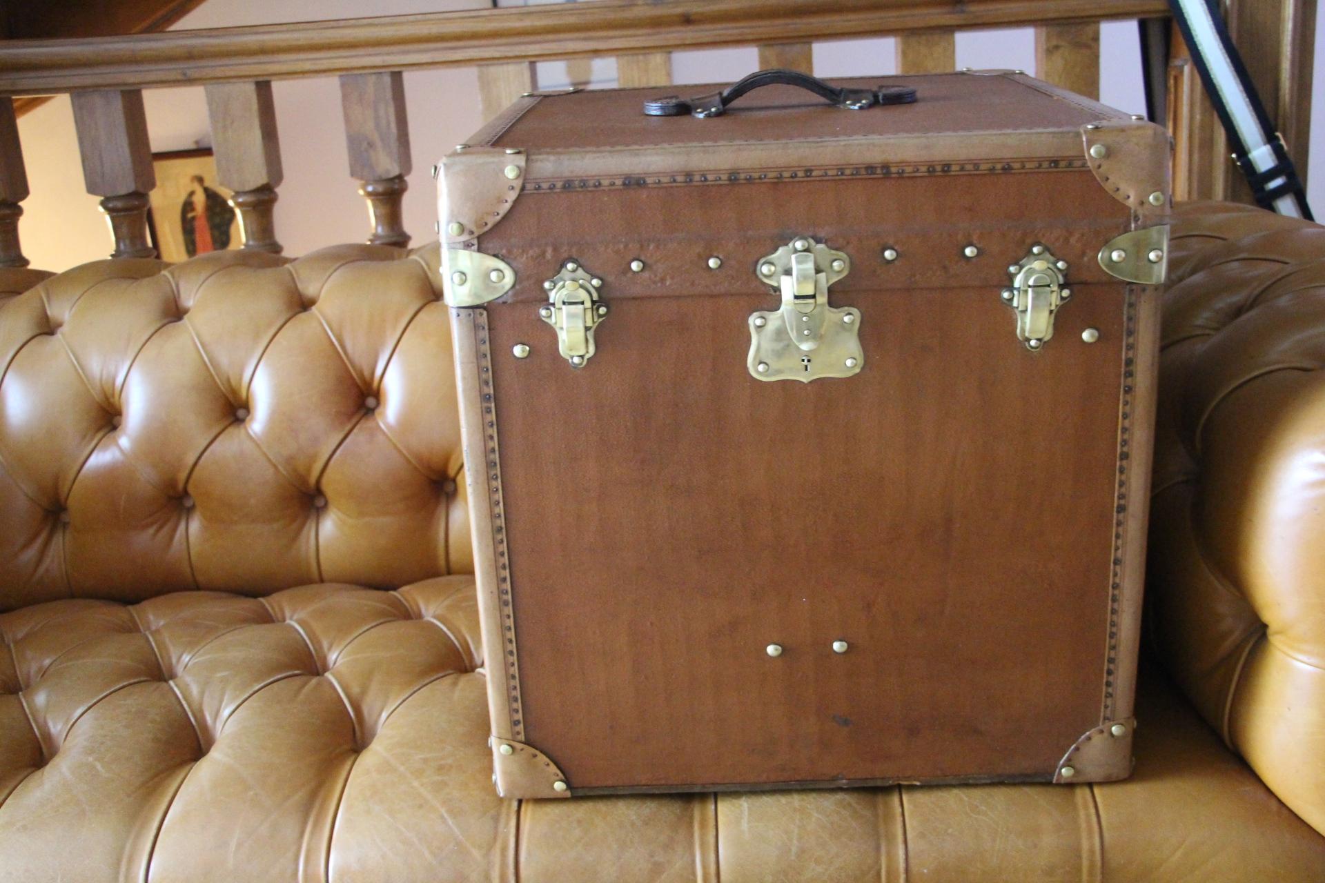 This very nice brown canvas and leather hat box features lozine trim and leather top handle as well as solid brass locks and studs.
Its brown canvas is very elegant and it has got a very rich and warm patina.
Its interior has been relined a while