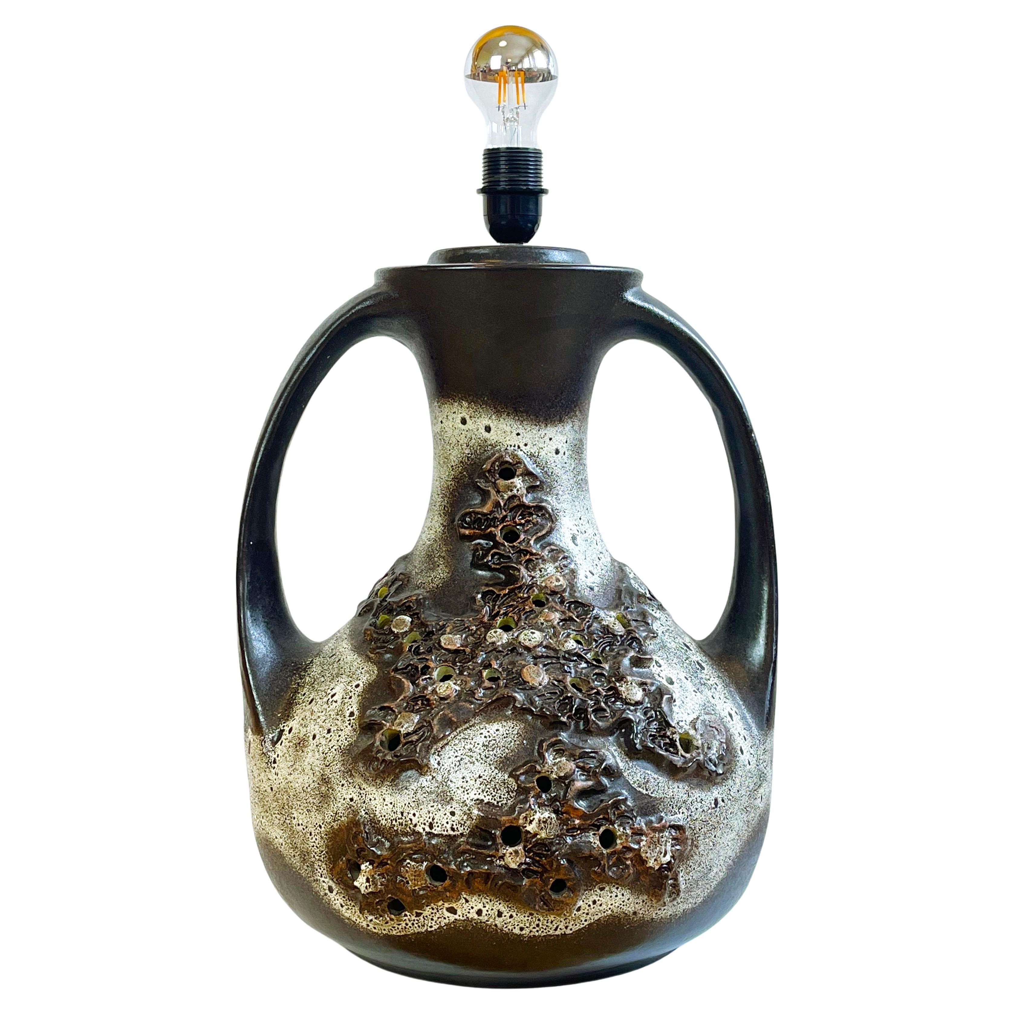 Expressive large fat lava floor lamp – here with the very best of the German 60s-70s design of the mid 20th century.
'Richard Essig' is a well acclaimed German artist of the time.
Chunky dark chocolate browns with cream coloured bubbling lava glaze