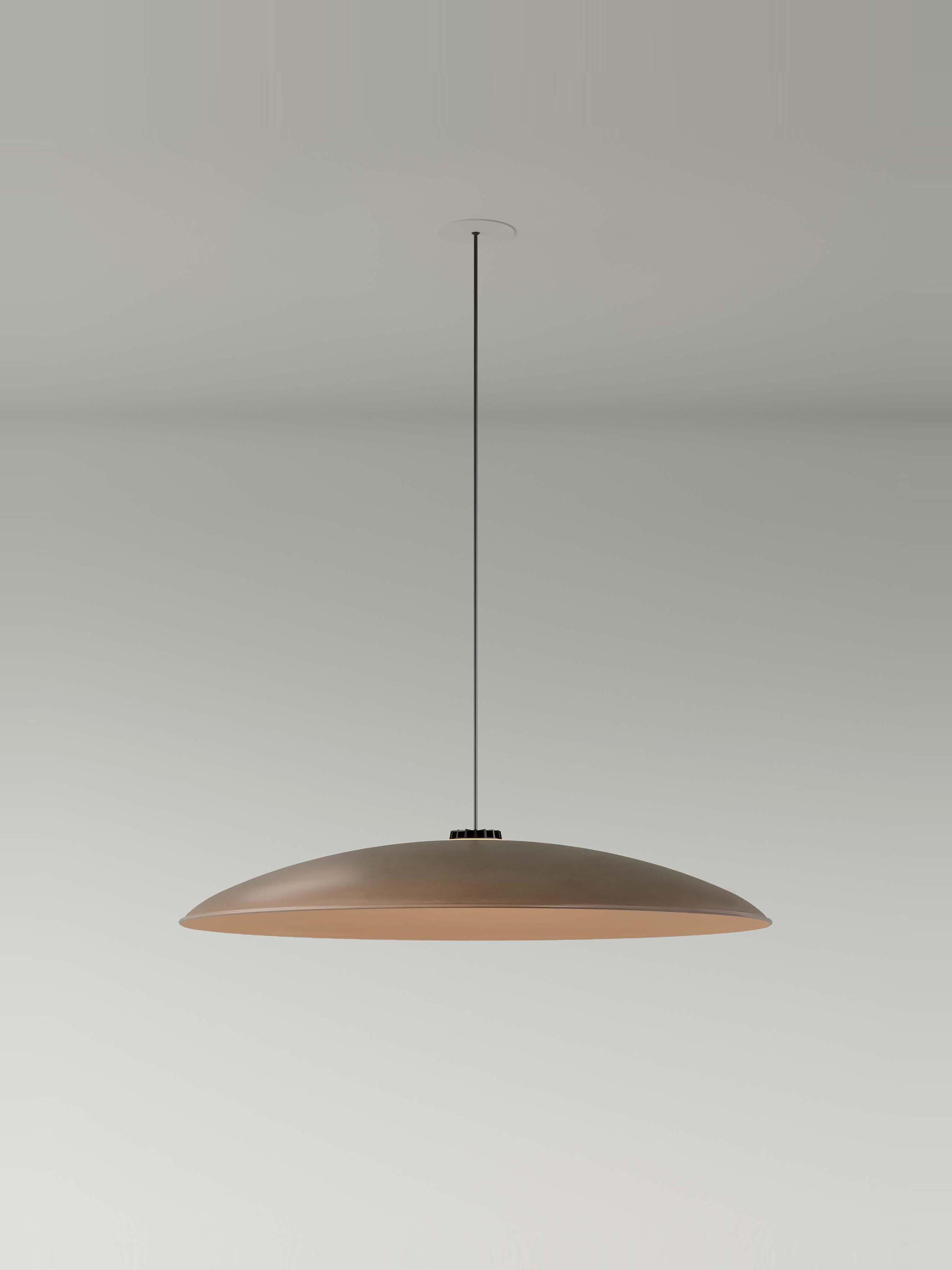 Large brown headhat plate pendant lamp by Santa & Cole
Dimensions: D 75 x H 11 cm
Materials: Metal.
Cable lenght: 3mts.
Available in other colors and sizes. Available in 2 cable lengths: 3mts, 8mts.
Availalble in 2 canopy colors: Black or