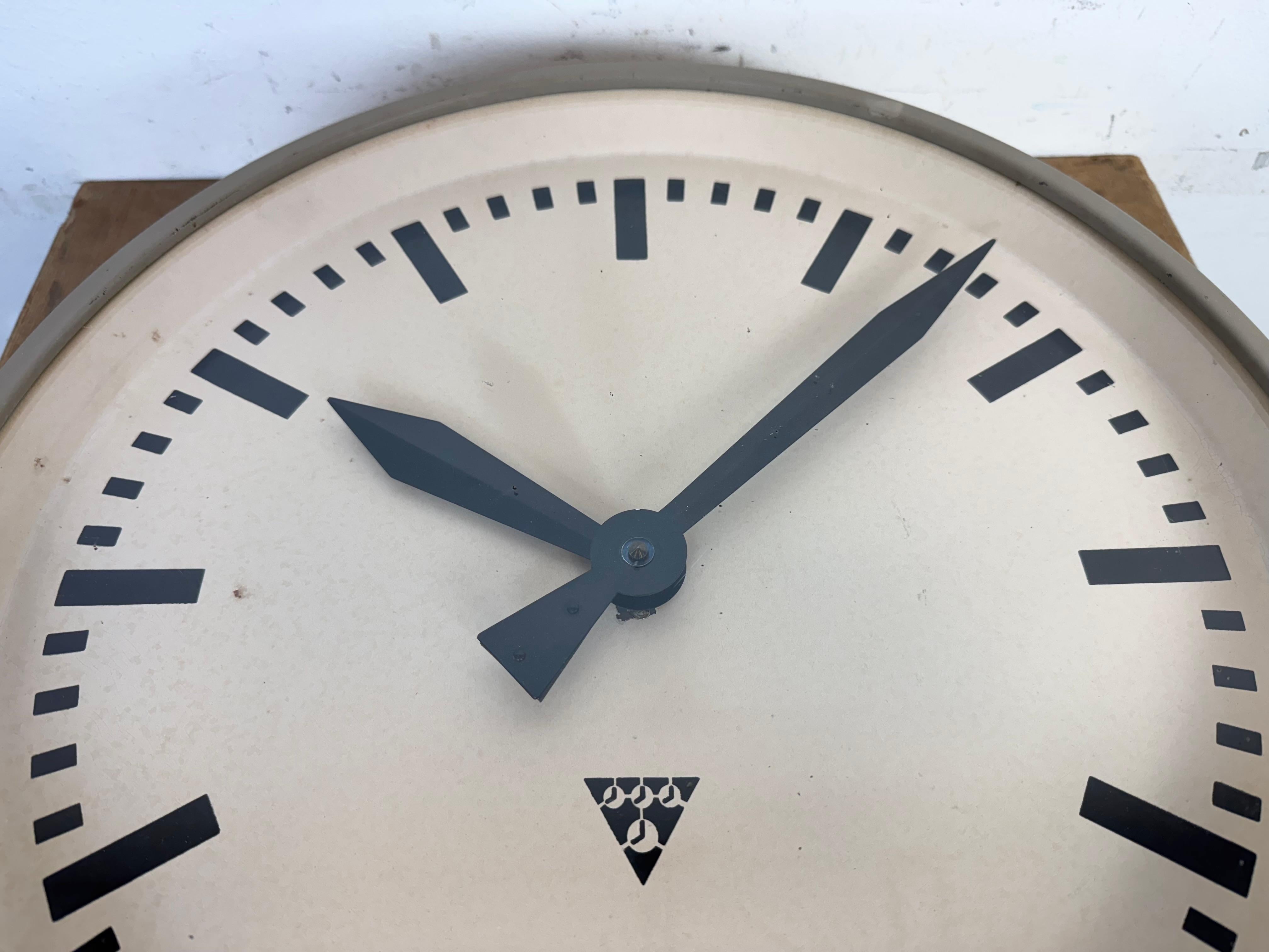 Grande horloge murale d'usine industrielle Brown de Pragotron, années 1960 en vente 3