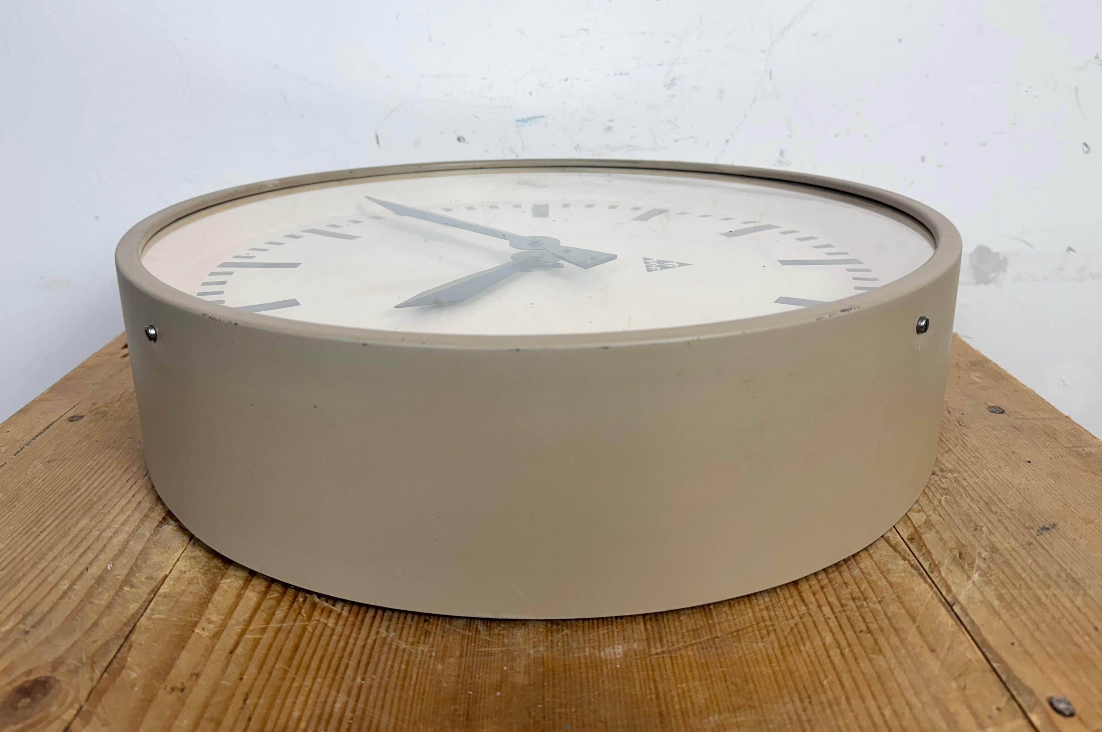 Grande horloge murale d'usine industrielle Brown de Pragotron, années 1960 en vente 7