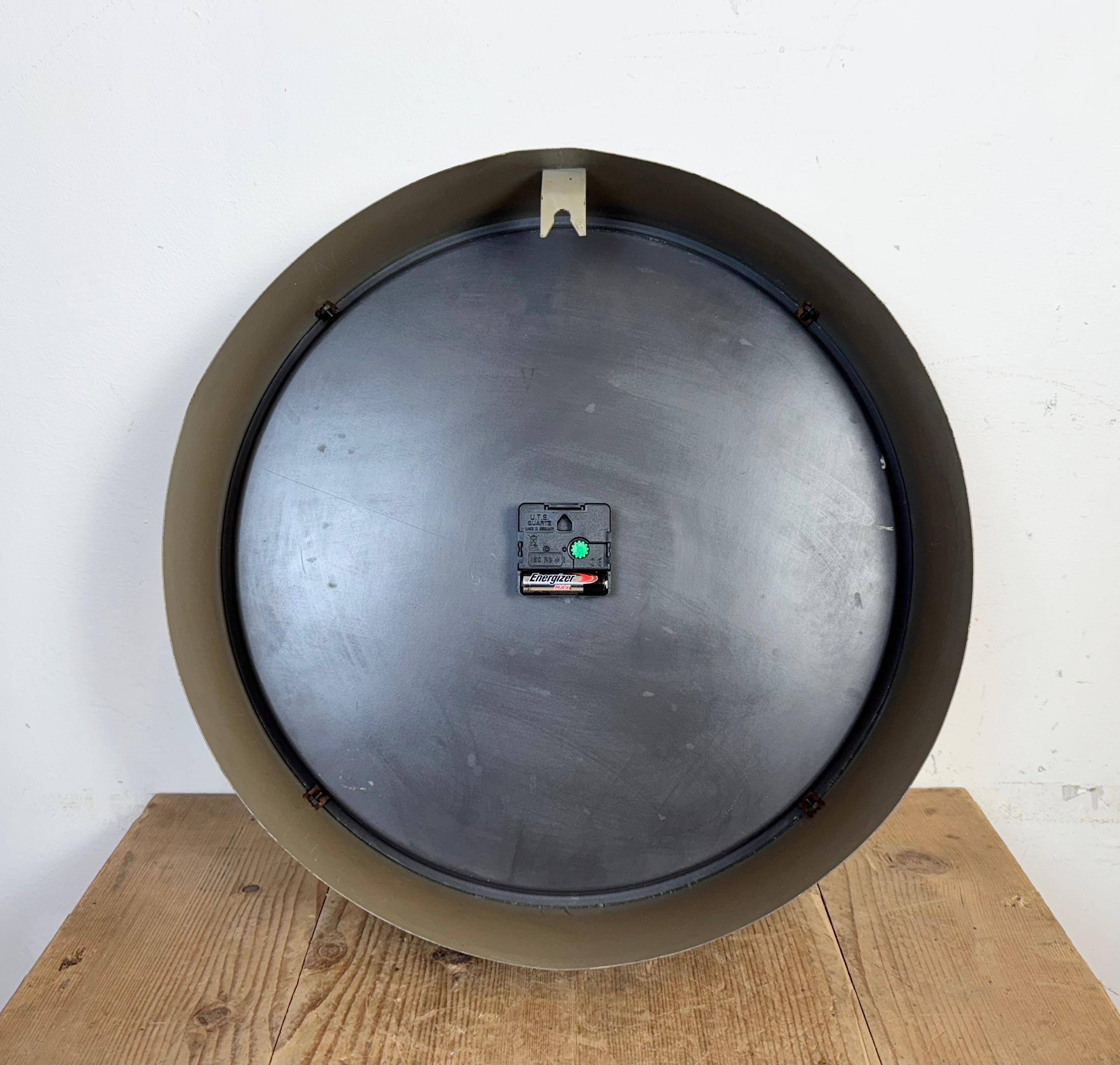 Grande horloge murale d'usine industrielle Brown de Pragotron, années 1960 en vente 8