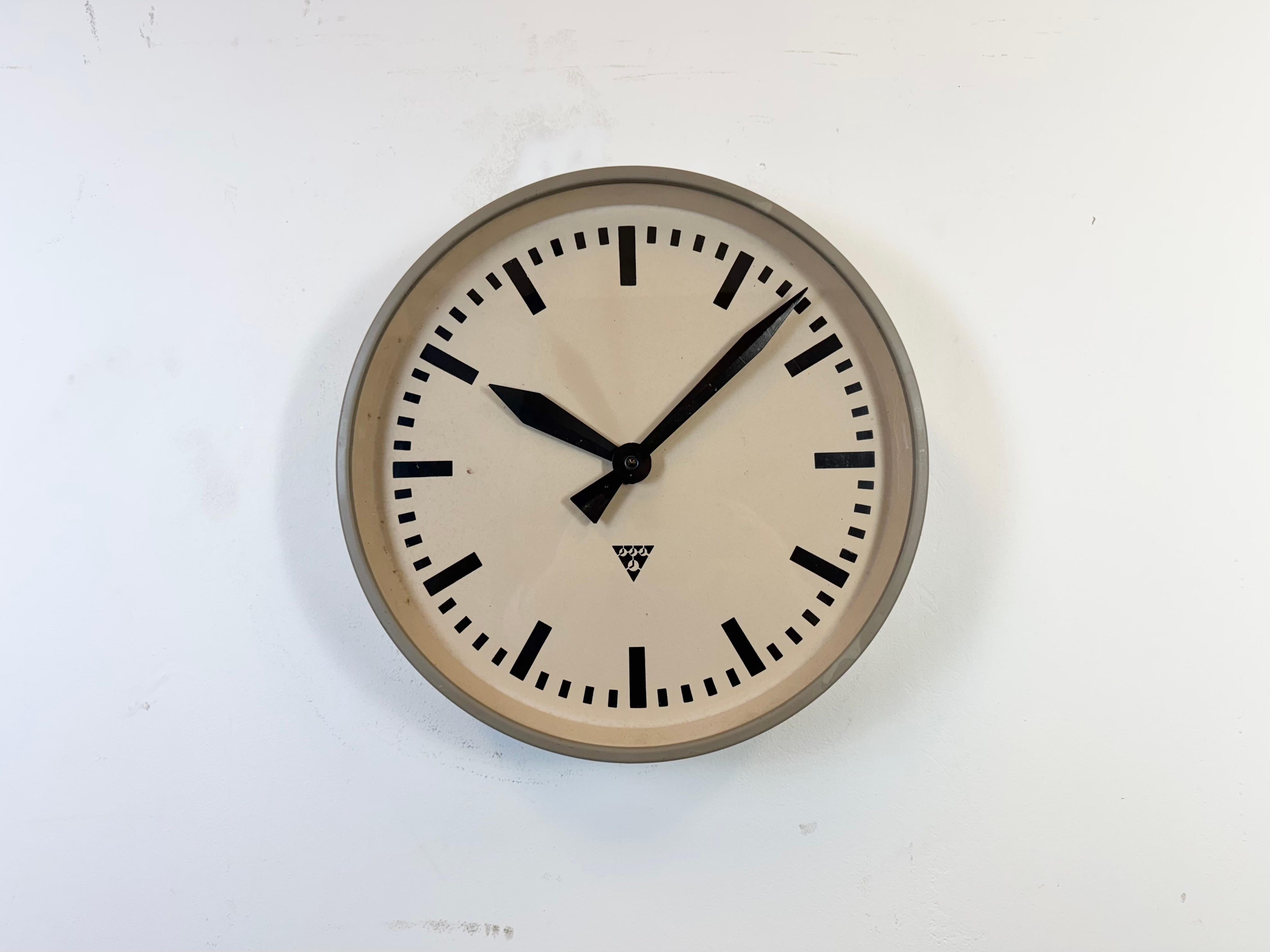 Horloge murale Pragotron fabriquée dans l'ancienne Tchécoslovaquie dans les années 1960. Il se compose d'un corps en métal brun, d'un cadran en métal et d'un couvercle en verre transparent. La pièce a été convertie en un mécanisme d'horlogerie