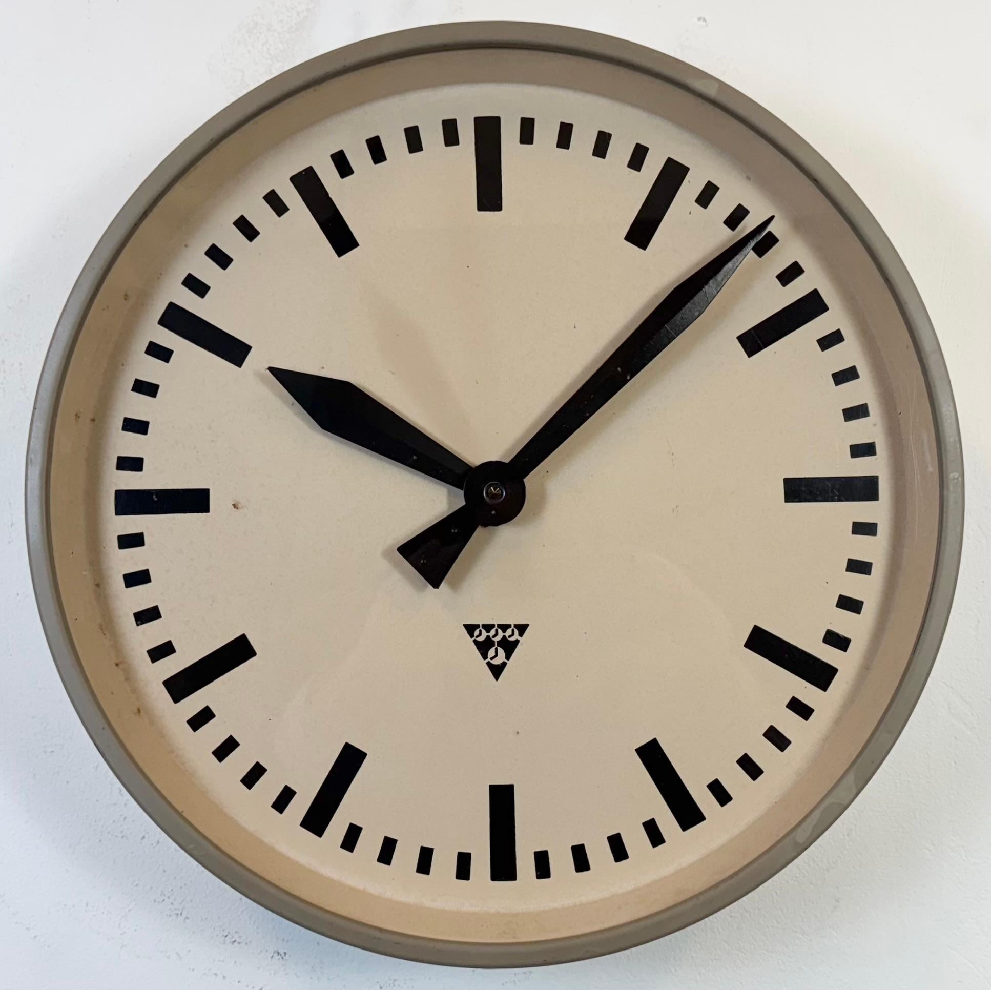 Industriel Grande horloge murale d'usine industrielle Brown de Pragotron, années 1960 en vente