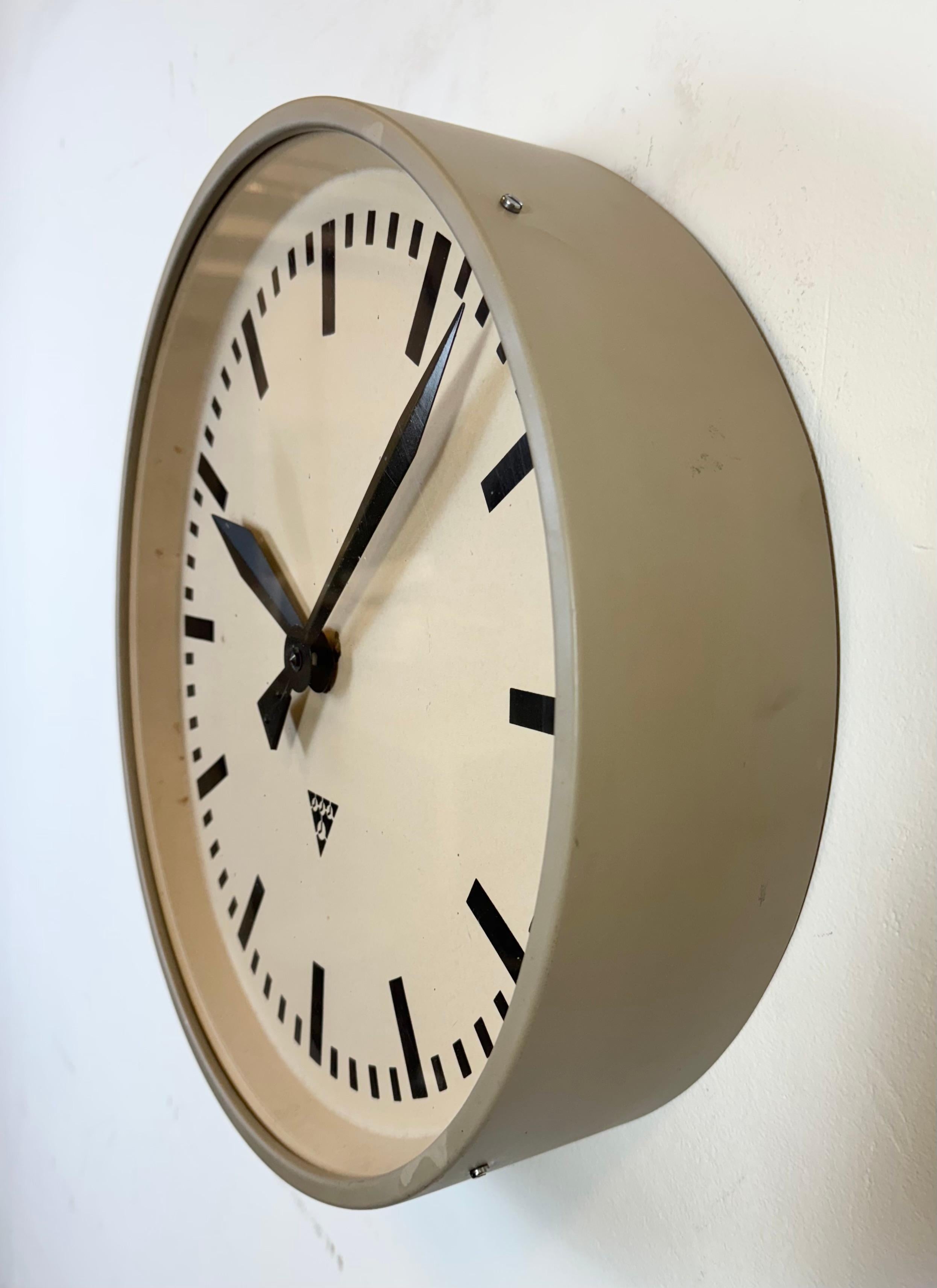 Tchèque Grande horloge murale d'usine industrielle Brown de Pragotron, années 1960 en vente