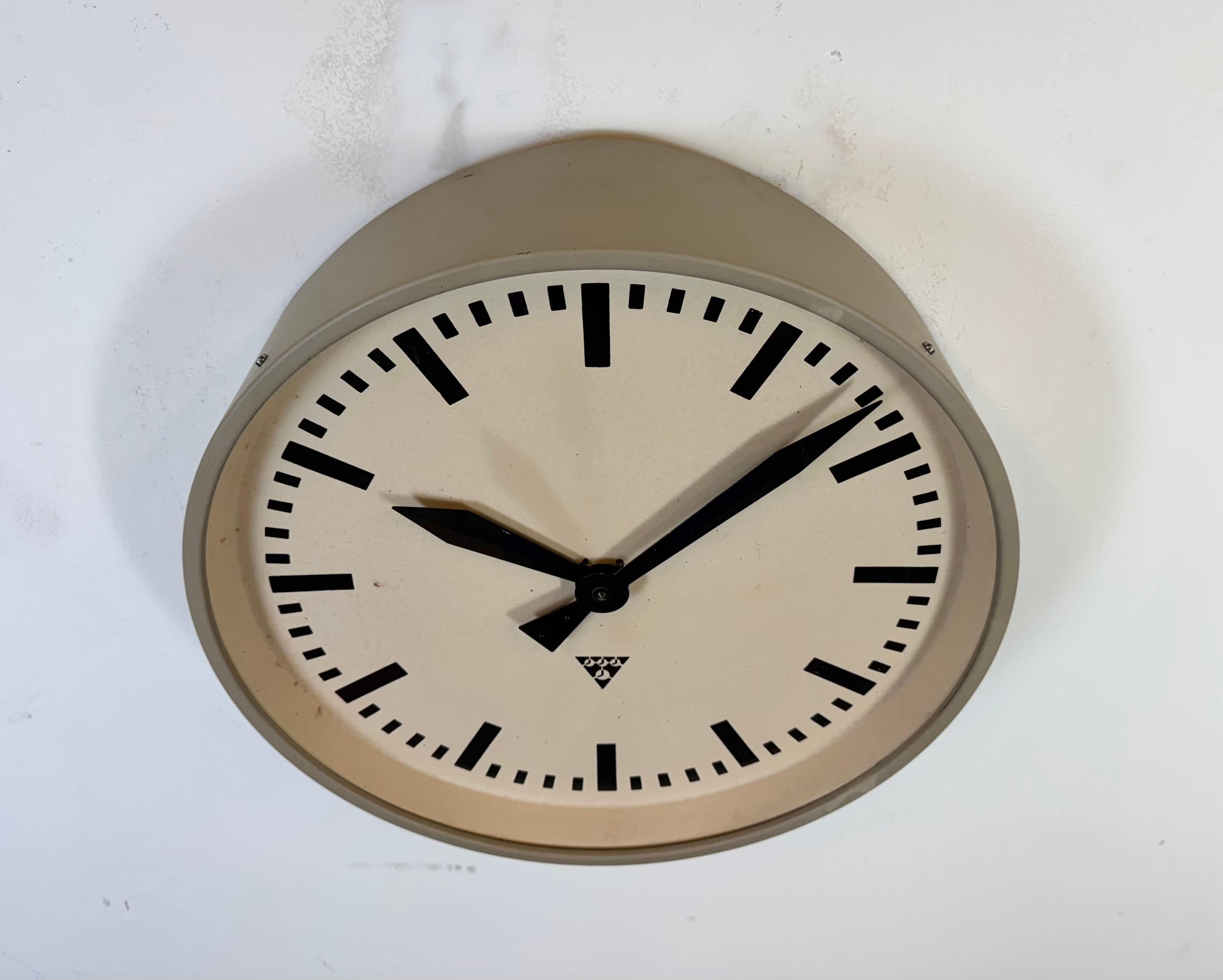 20ième siècle Grande horloge murale d'usine industrielle Brown de Pragotron, années 1960 en vente