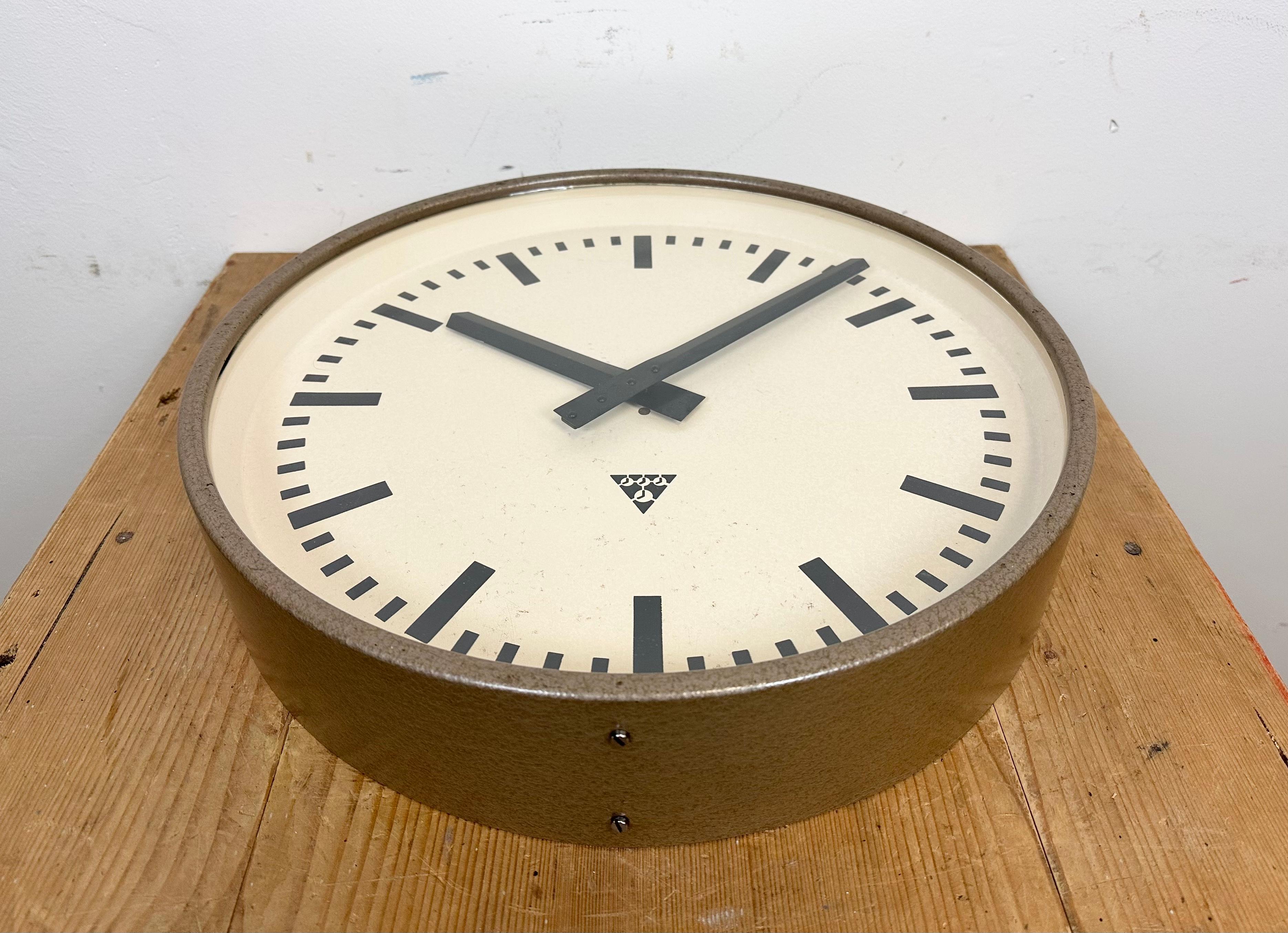Large Brown Industrial Factory Wall Clock from Pragotron, 1960s In Good Condition In Kojetice, CZ