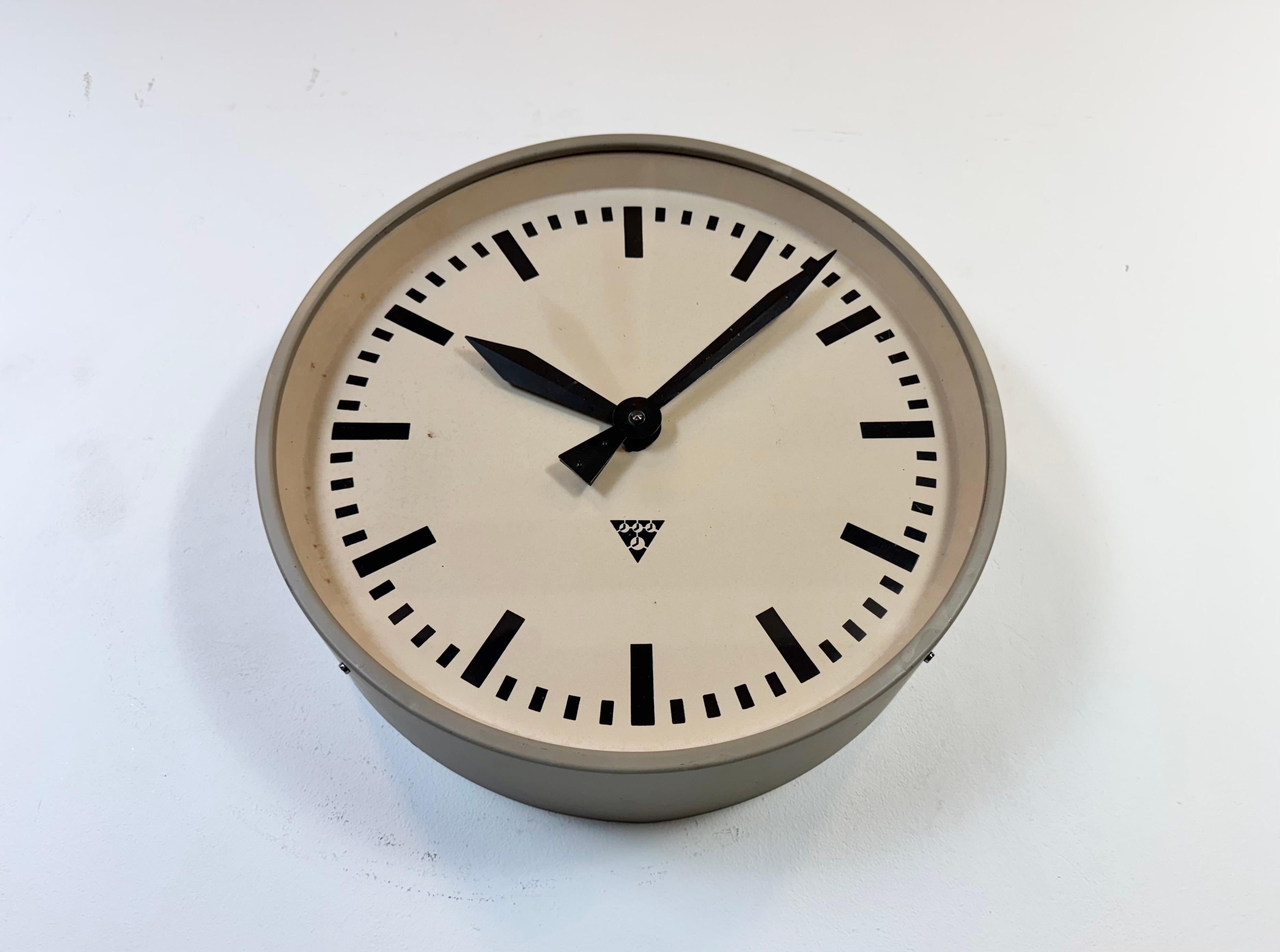 Verre Grande horloge murale d'usine industrielle Brown de Pragotron, années 1960 en vente