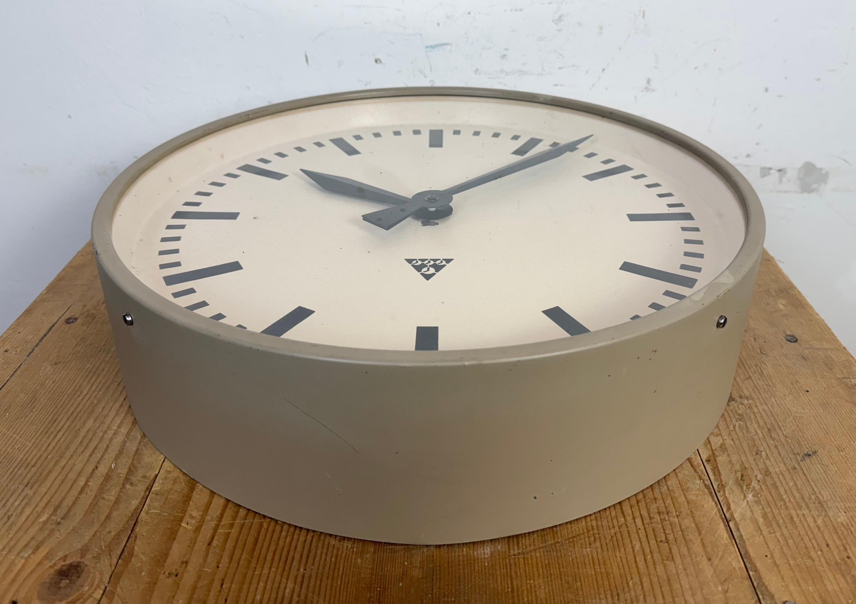 Grande horloge murale d'usine industrielle Brown de Pragotron, années 1960 en vente 1