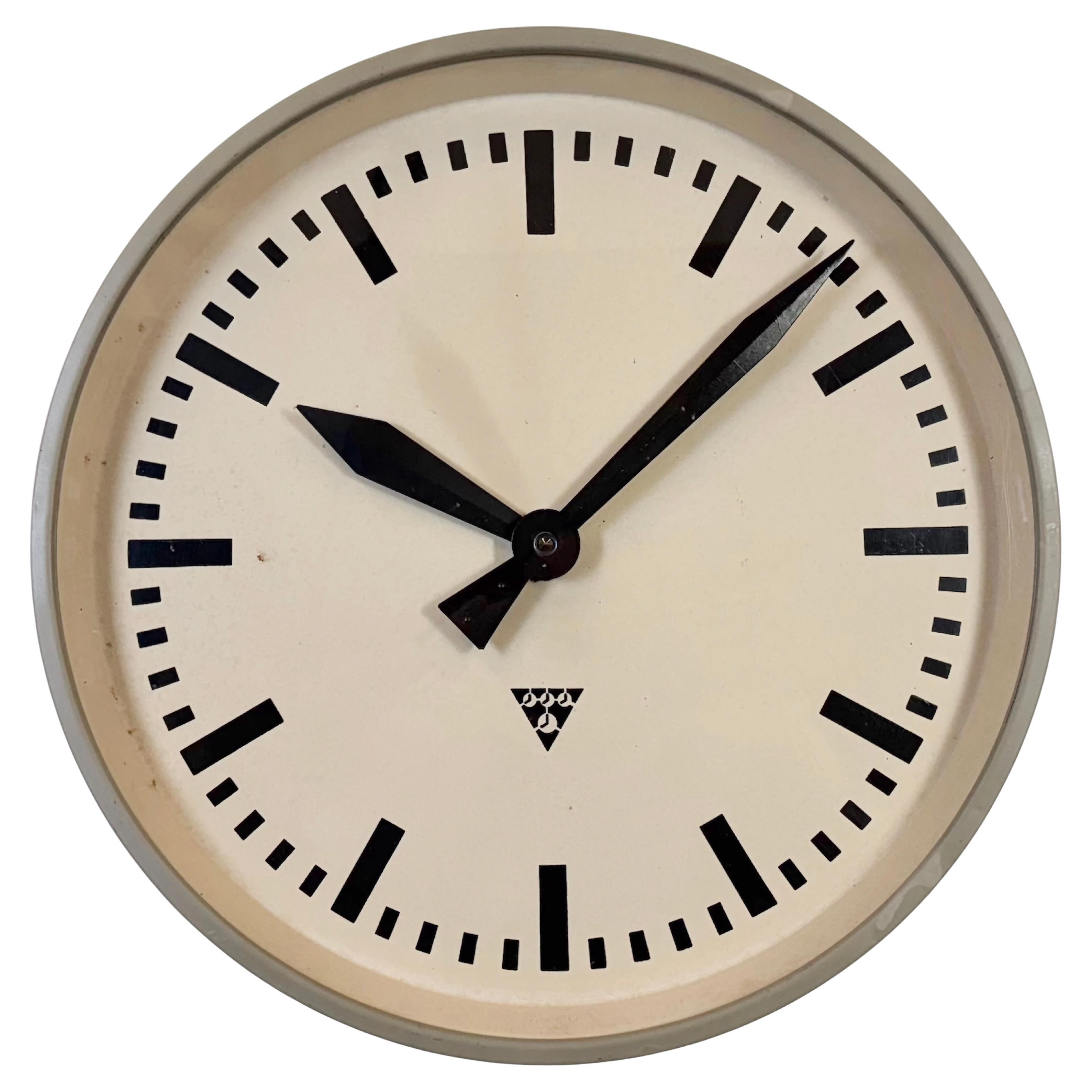 Grande horloge murale d'usine industrielle Brown de Pragotron, années 1960 en vente