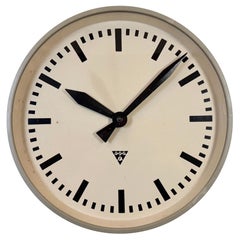 Grande horloge murale d'usine industrielle Brown de Pragotron, années 1960