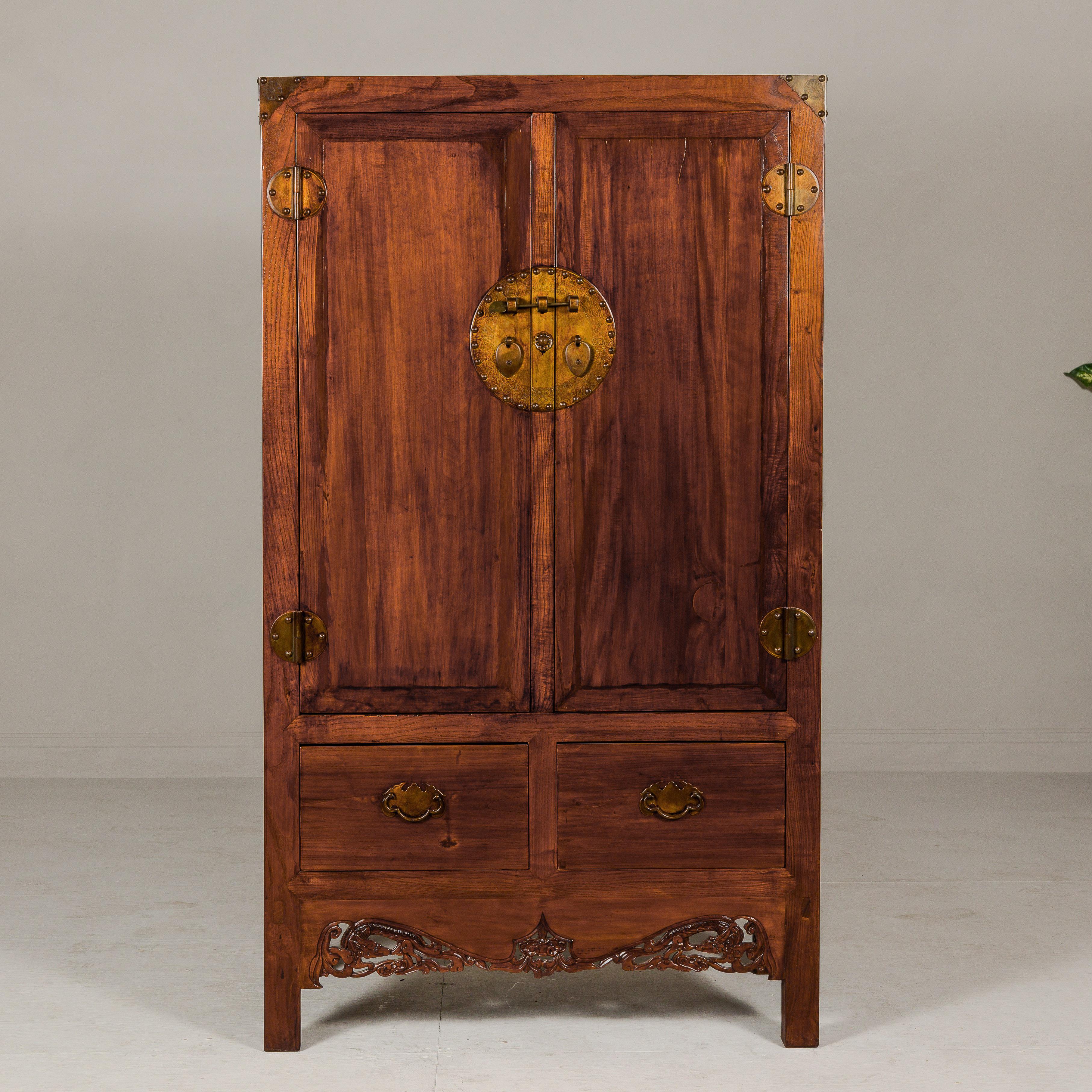 Grande armoire en bois d'Elmwood laqué Brown avec jupe sculptée et quincaillerie en laiton en vente 2