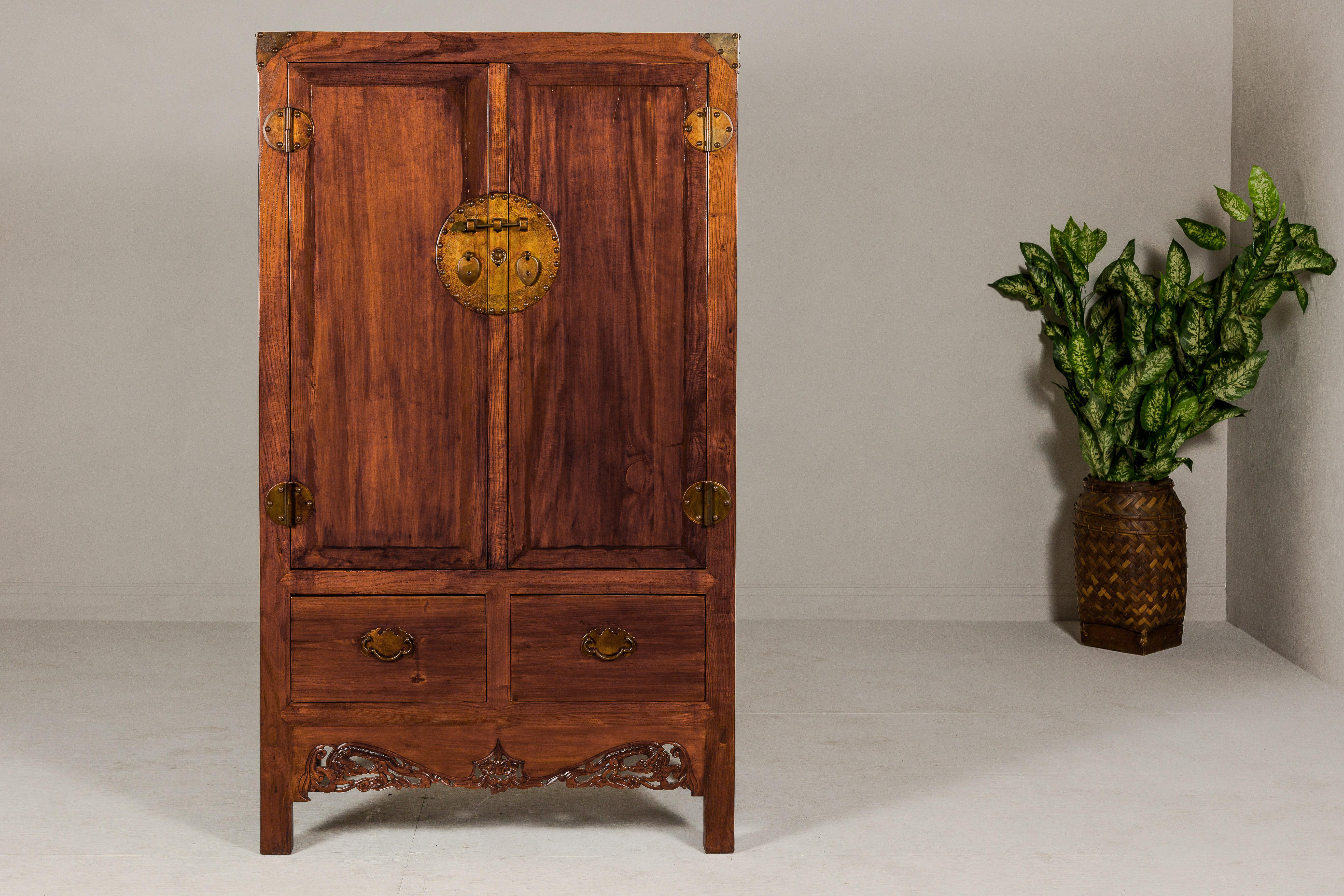 Grande armoire en bois d'Elmwood laqué Brown avec jupe sculptée et quincaillerie en laiton en vente 3