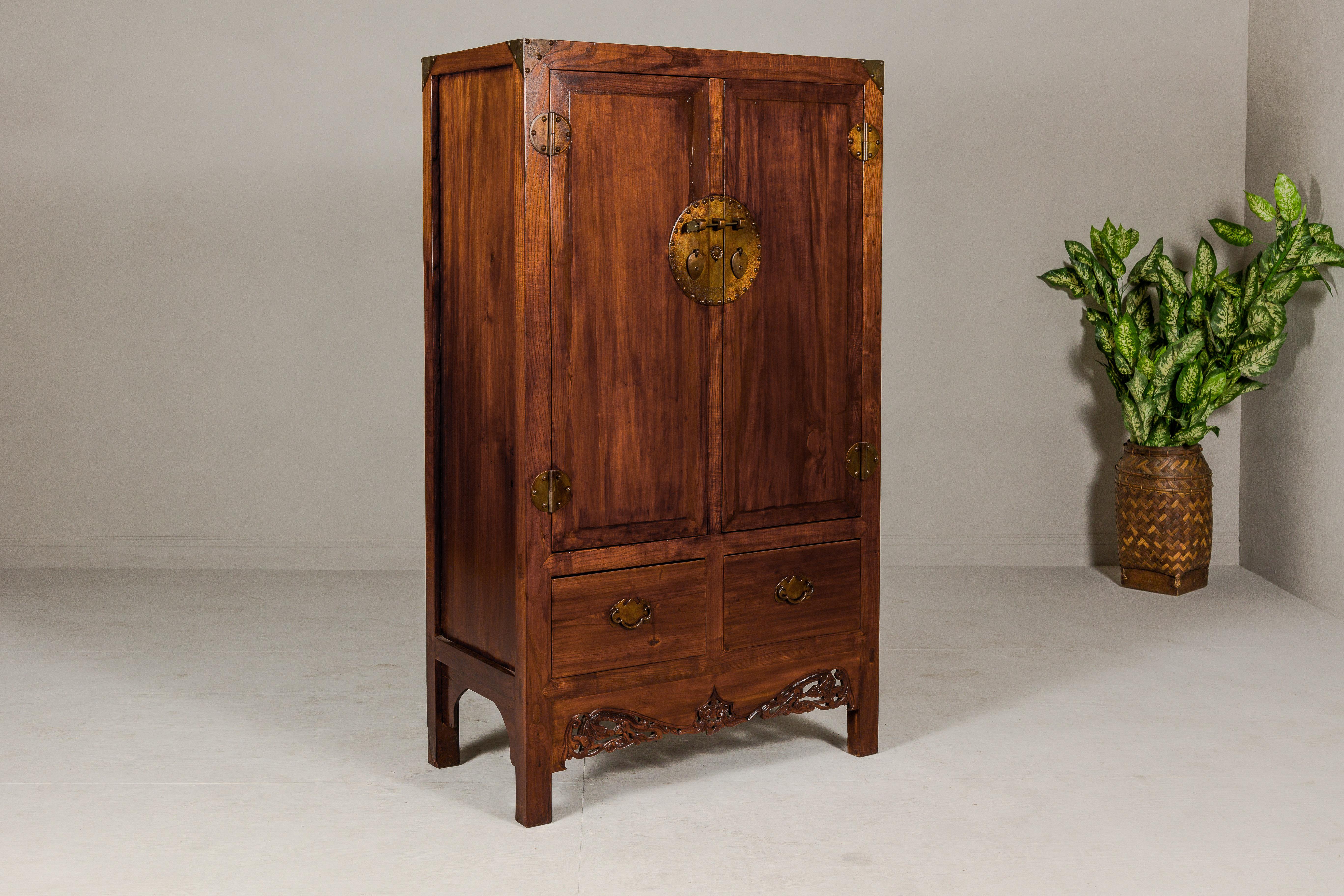 Grande armoire en bois d'Elmwood laqué Brown avec jupe sculptée et quincaillerie en laiton en vente 4