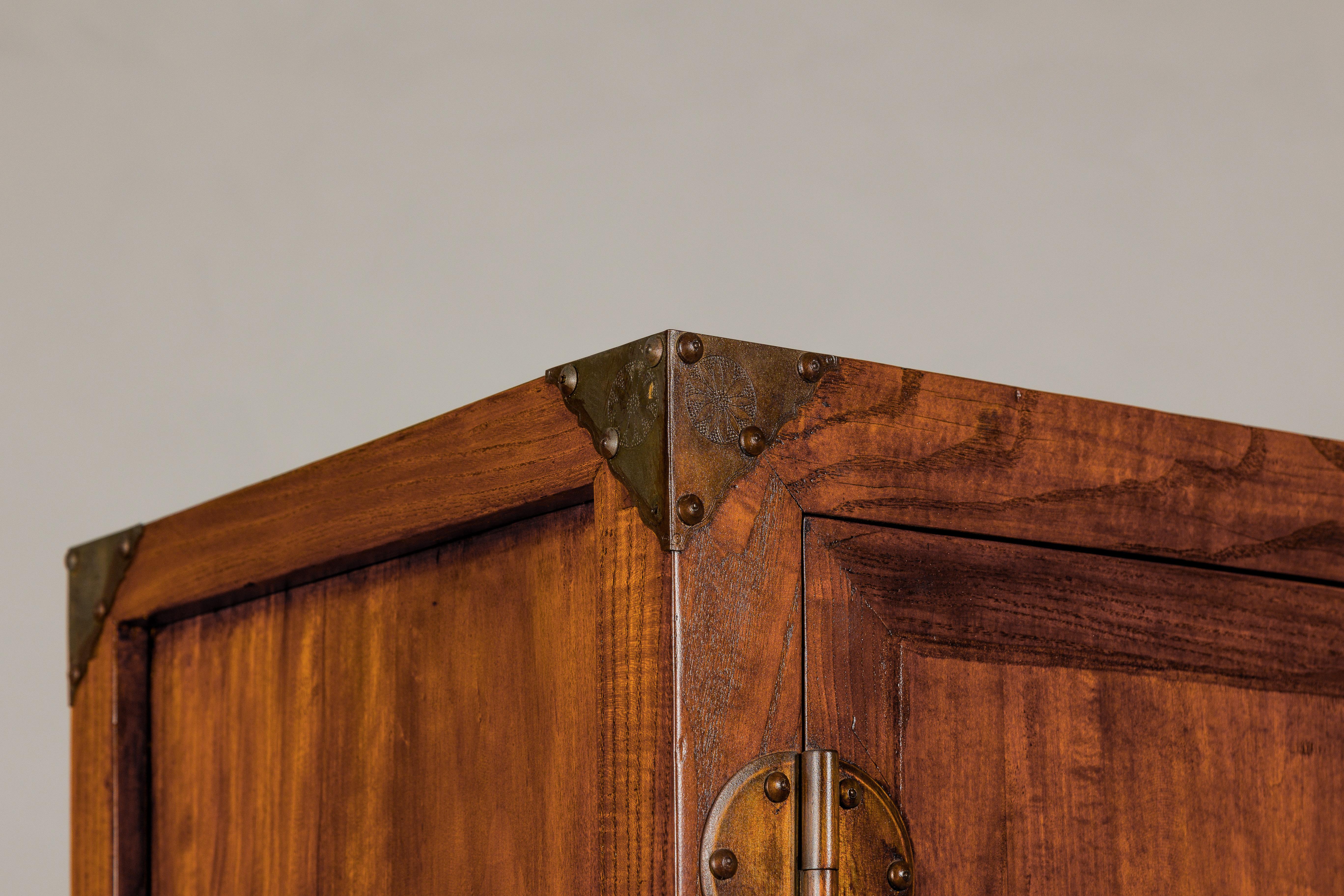 Grande armoire en bois d'Elmwood laqué Brown avec jupe sculptée et quincaillerie en laiton en vente 5