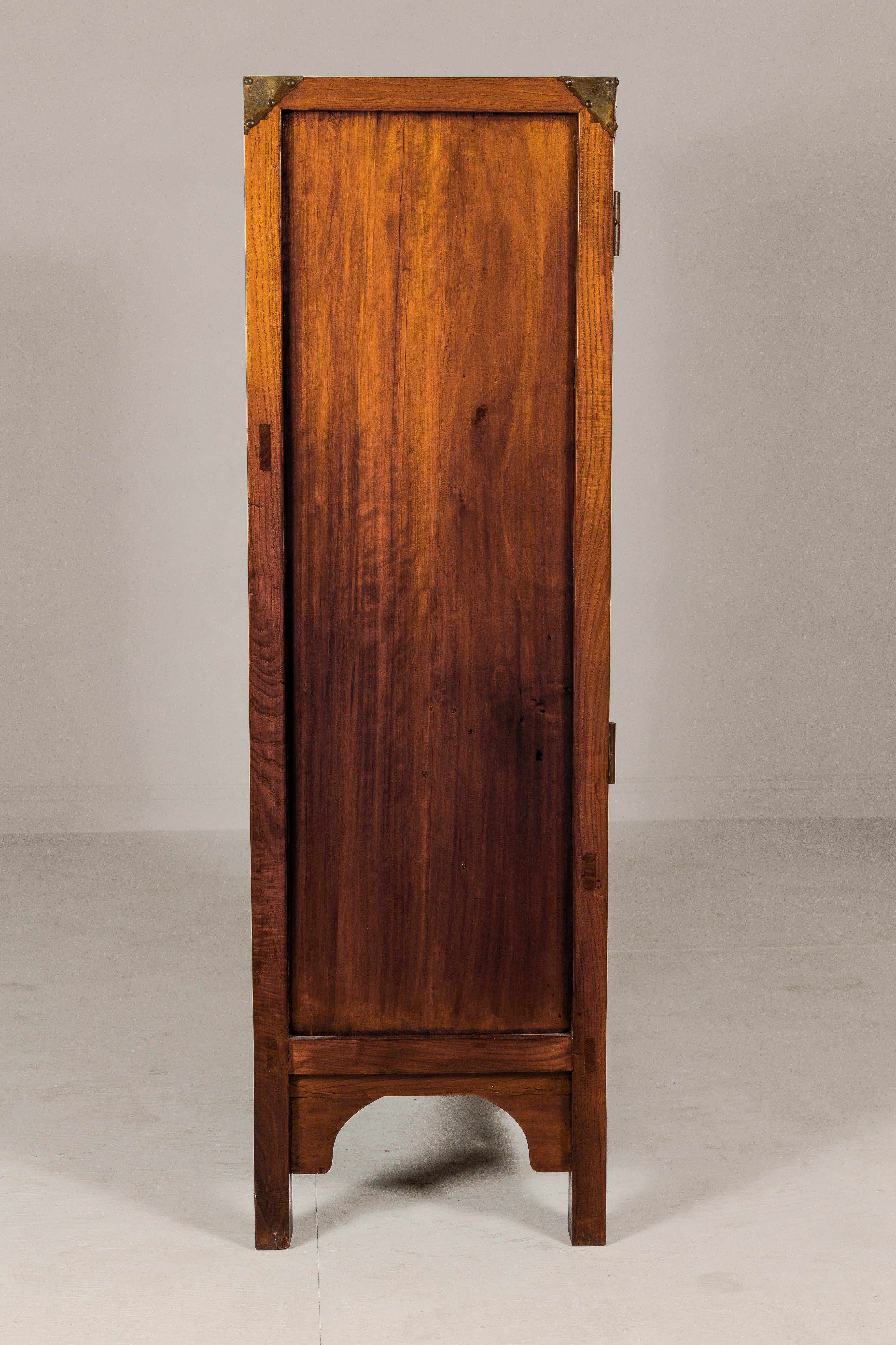 Grande armoire en bois d'Elmwood laqué Brown avec jupe sculptée et quincaillerie en laiton en vente 6