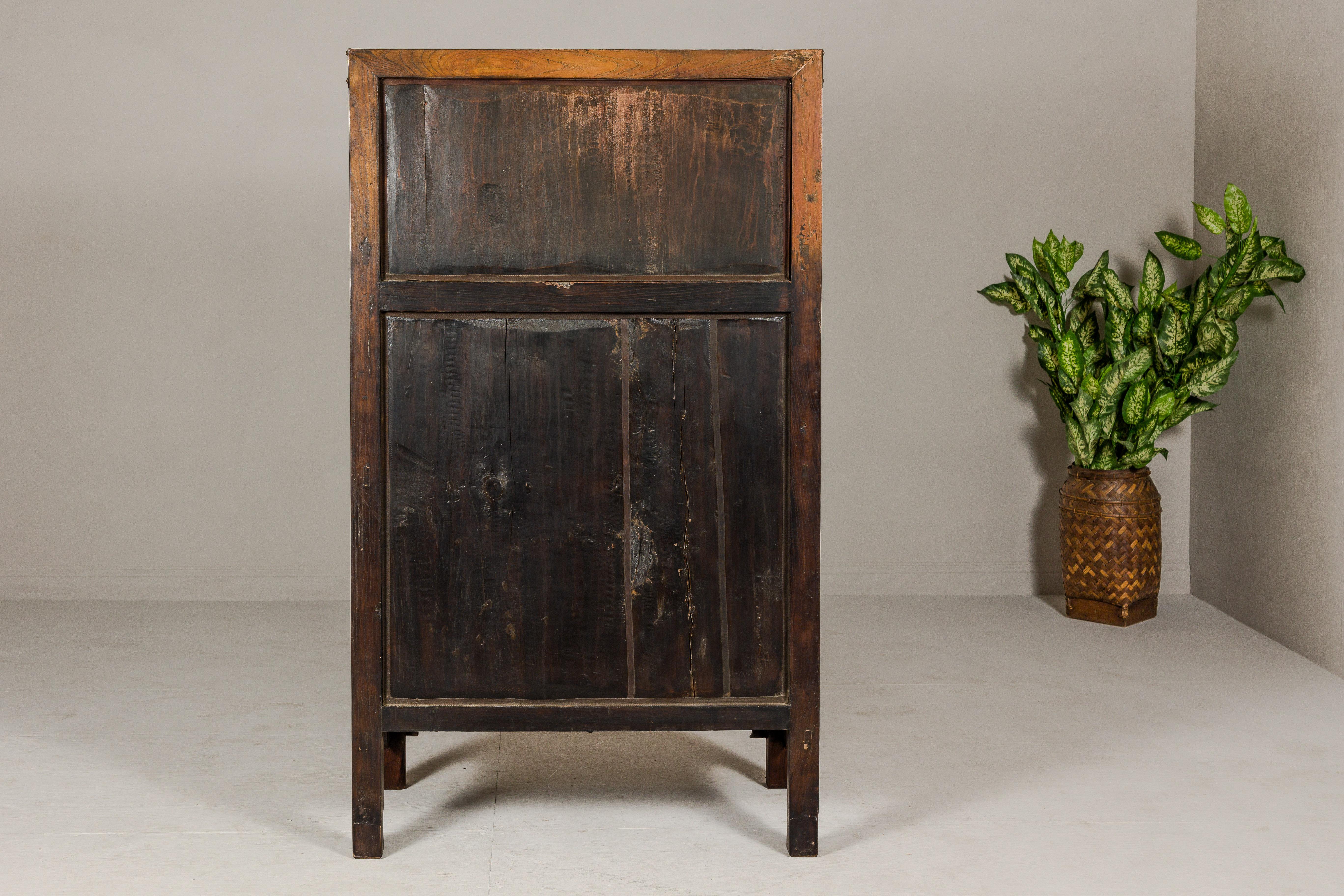 Grande armoire en bois d'Elmwood laqué Brown avec jupe sculptée et quincaillerie en laiton en vente 7