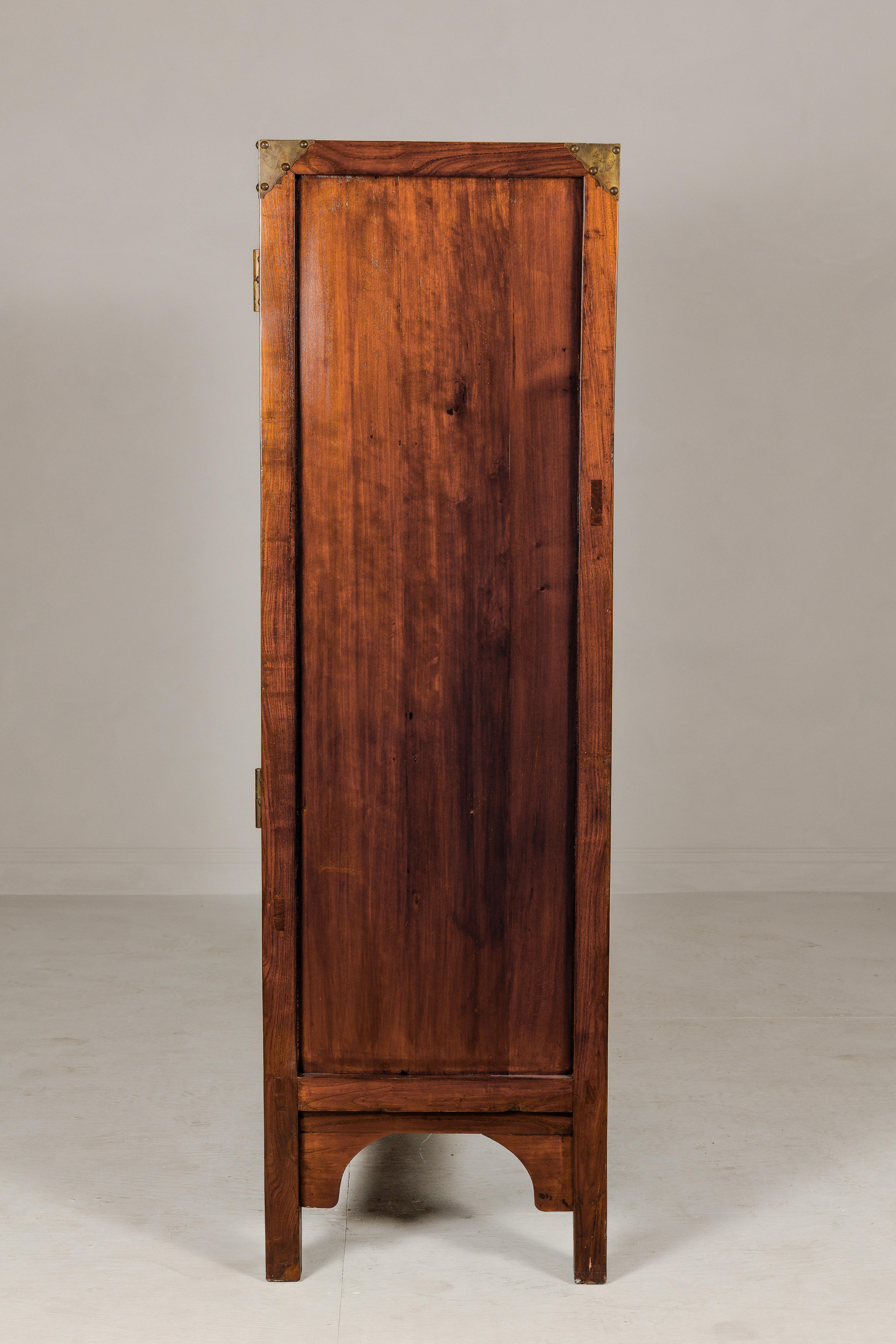 Grande armoire en bois d'Elmwood laqué Brown avec jupe sculptée et quincaillerie en laiton en vente 8