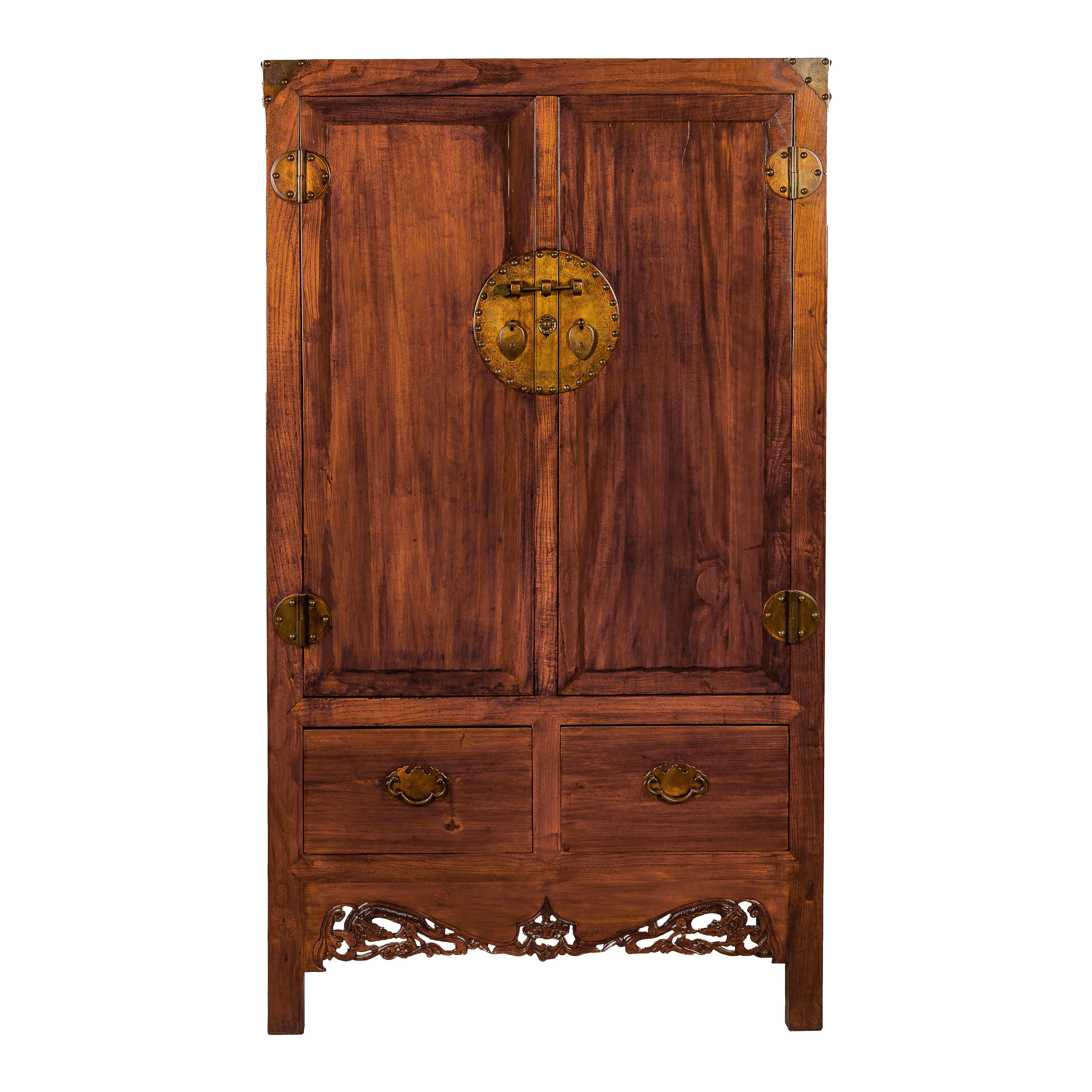 Grande armoire en bois d'Elmwood laqué Brown avec jupe sculptée et quincaillerie en laiton en vente 9