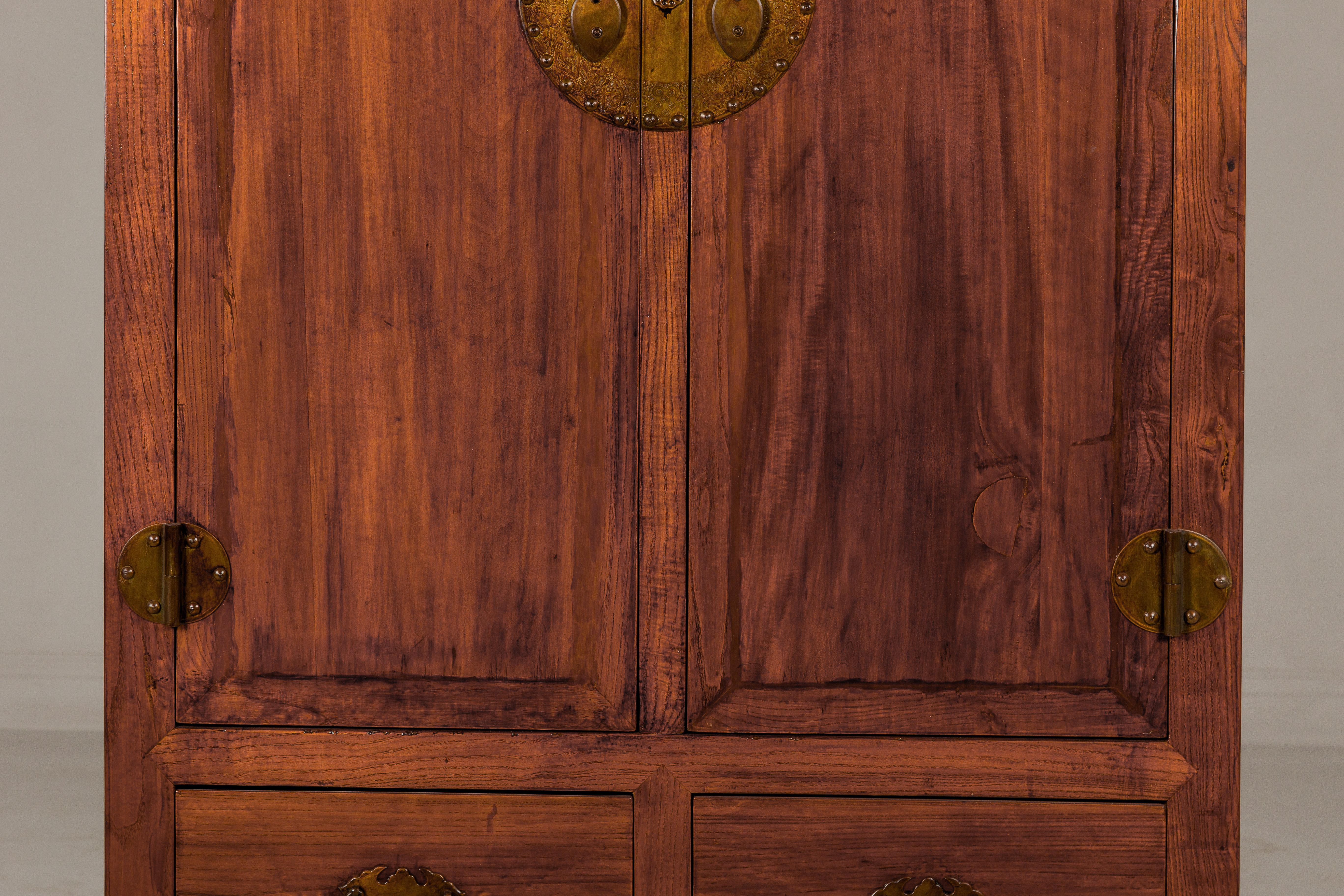 Chinois Grande armoire en bois d'Elmwood laqué Brown avec jupe sculptée et quincaillerie en laiton en vente
