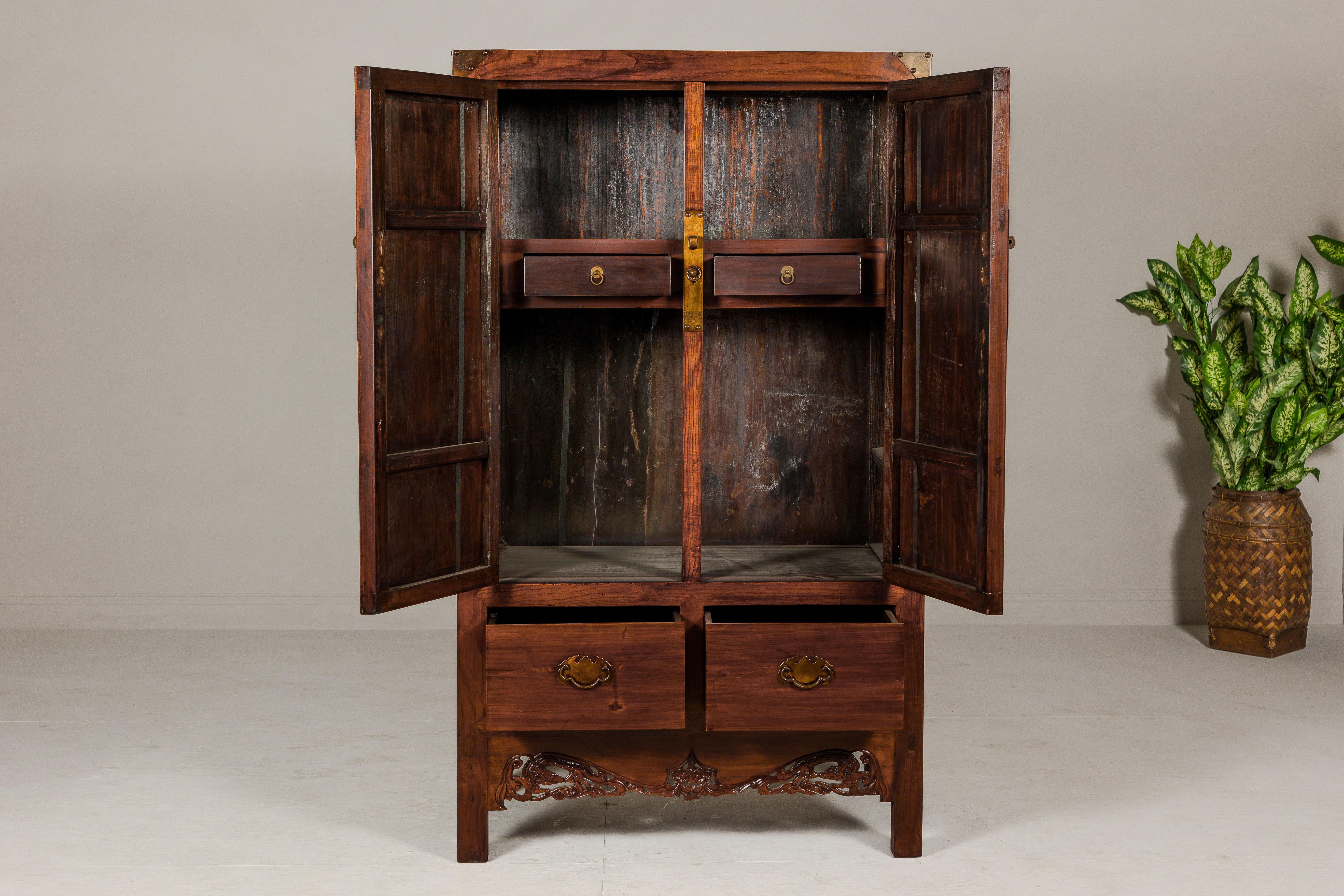 Grande armoire en bois d'Elmwood laqué Brown avec jupe sculptée et quincaillerie en laiton en vente 1