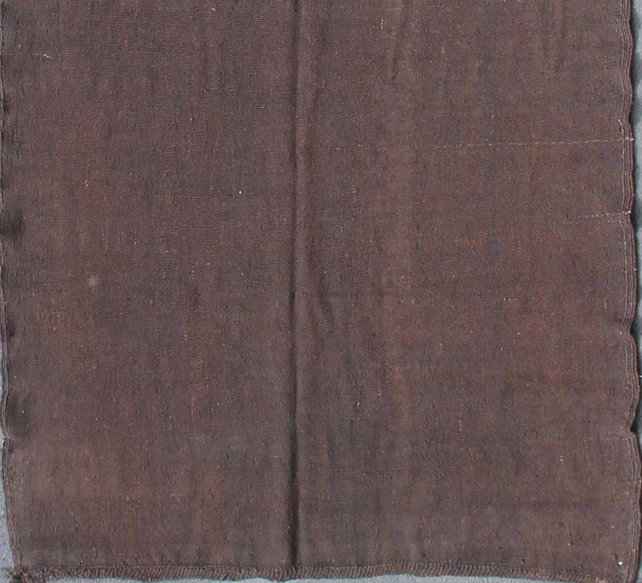 Marokkanischer Kilim-Läufer mit Fransendetails, Teppich 13-0402, Herkunftsland / Art: Marokko / Marokkanisch, etwa Mitte des 20. Jahrhunderts.

Maße: 6'1 x 20'4.

Dieser marokkanische Stammesläufer im Vintage-Stil aus den 1950er Jahren zeigt ein