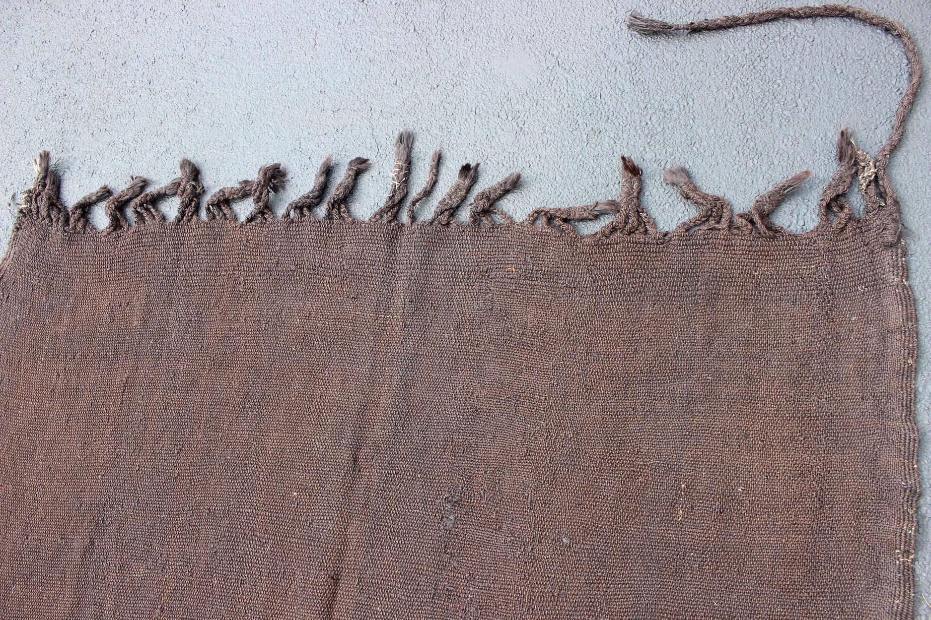 Marokkanischer Galerie-Läufer aus massivem braunem Kelim, lang und breit  (Mitte des 20. Jahrhunderts) im Angebot