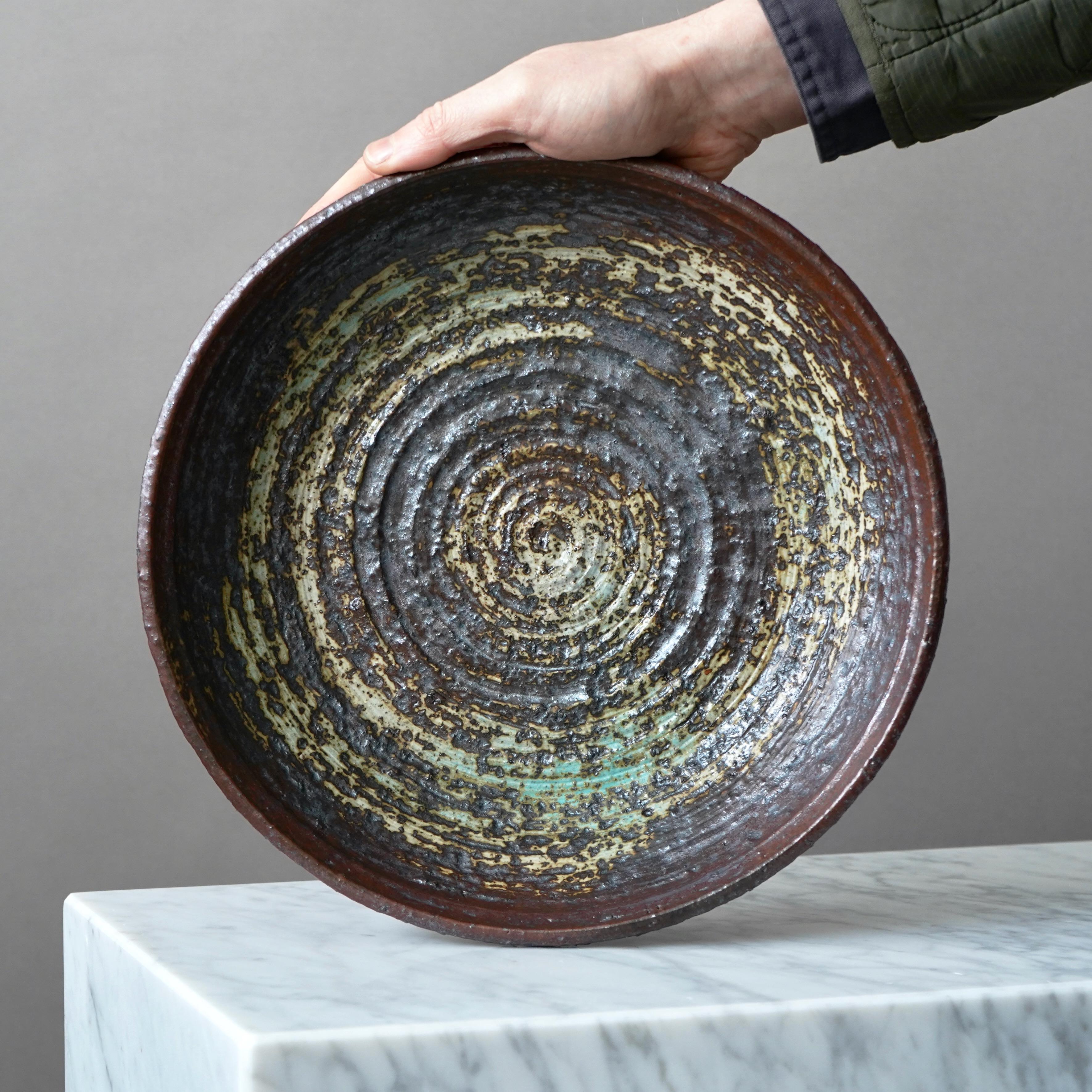 A beautiful stoneware bowl with amazing glaze.
Made by Annikki Hovisaari for Arabia, Finland, 1960s

Great condition.
Incised signature 'AH' and 'ARABIA'.

Annikki Hovisaari (1918–2004) was one of Finland’s leading ceramic artists in the 20th