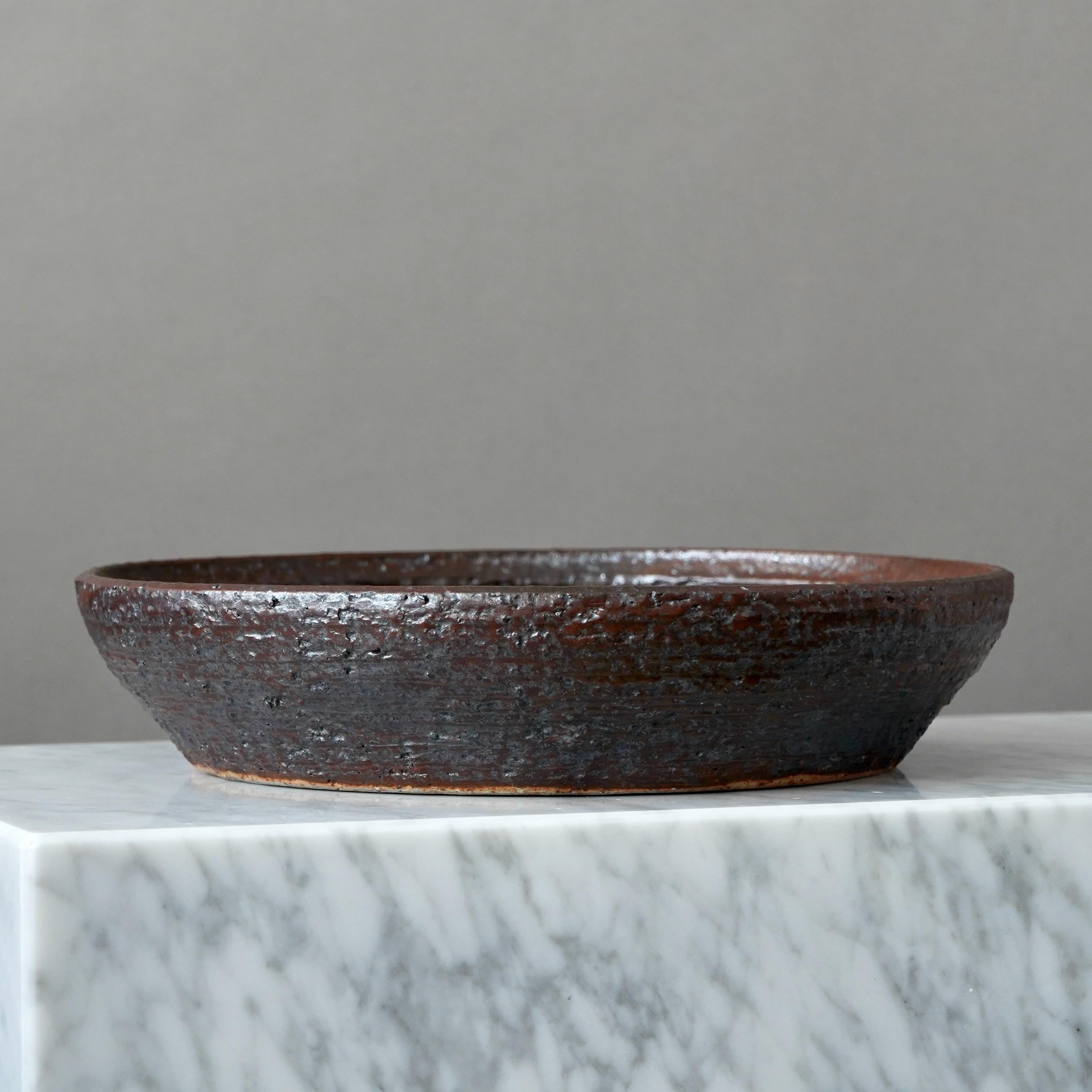 Scandinavian Modern Large Brown Stoneware Bowl by Annikki Hovisaari for Arabia, Finland, 1960s For Sale