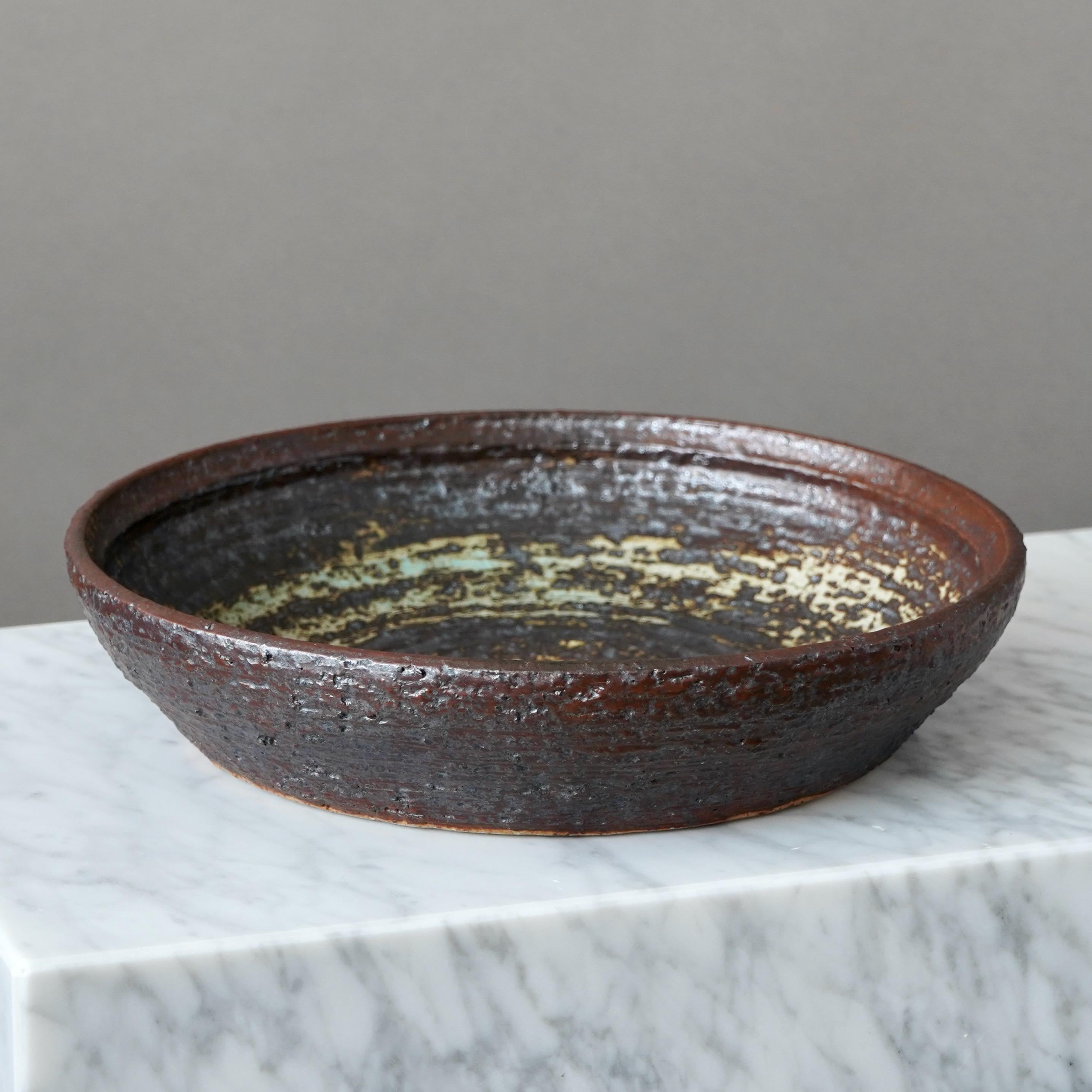 Finnish Large Brown Stoneware Bowl by Annikki Hovisaari for Arabia, Finland, 1960s For Sale