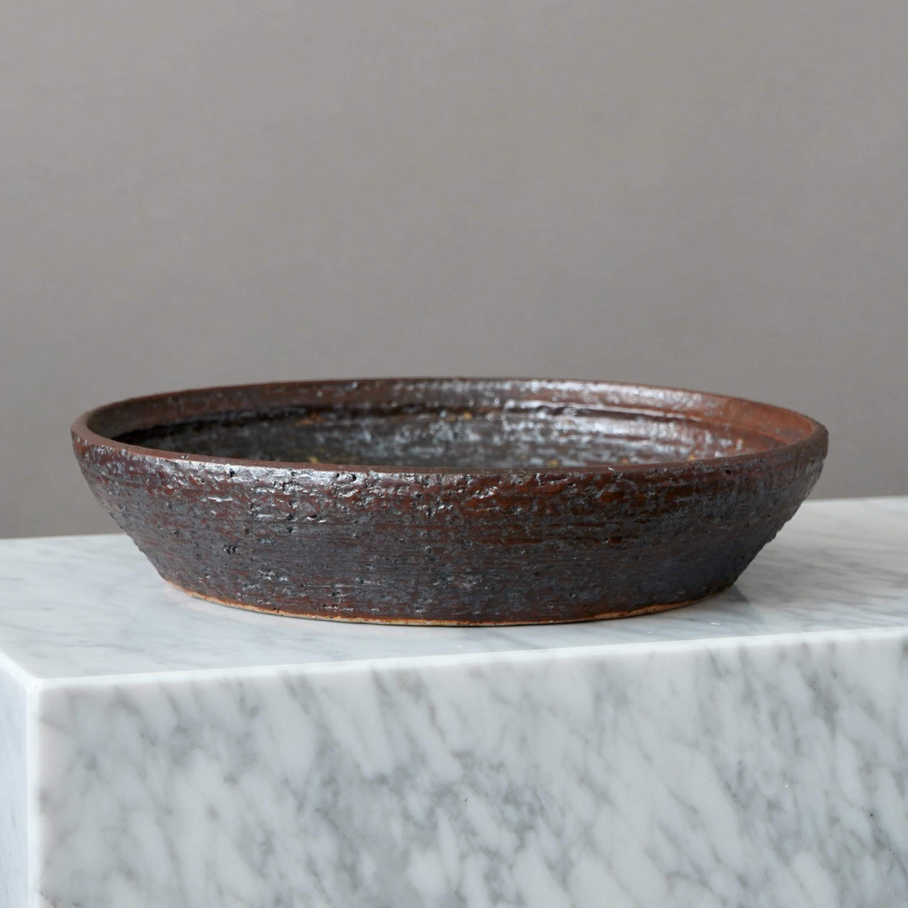 Glazed Large Brown Stoneware Bowl by Annikki Hovisaari for Arabia, Finland, 1960s For Sale