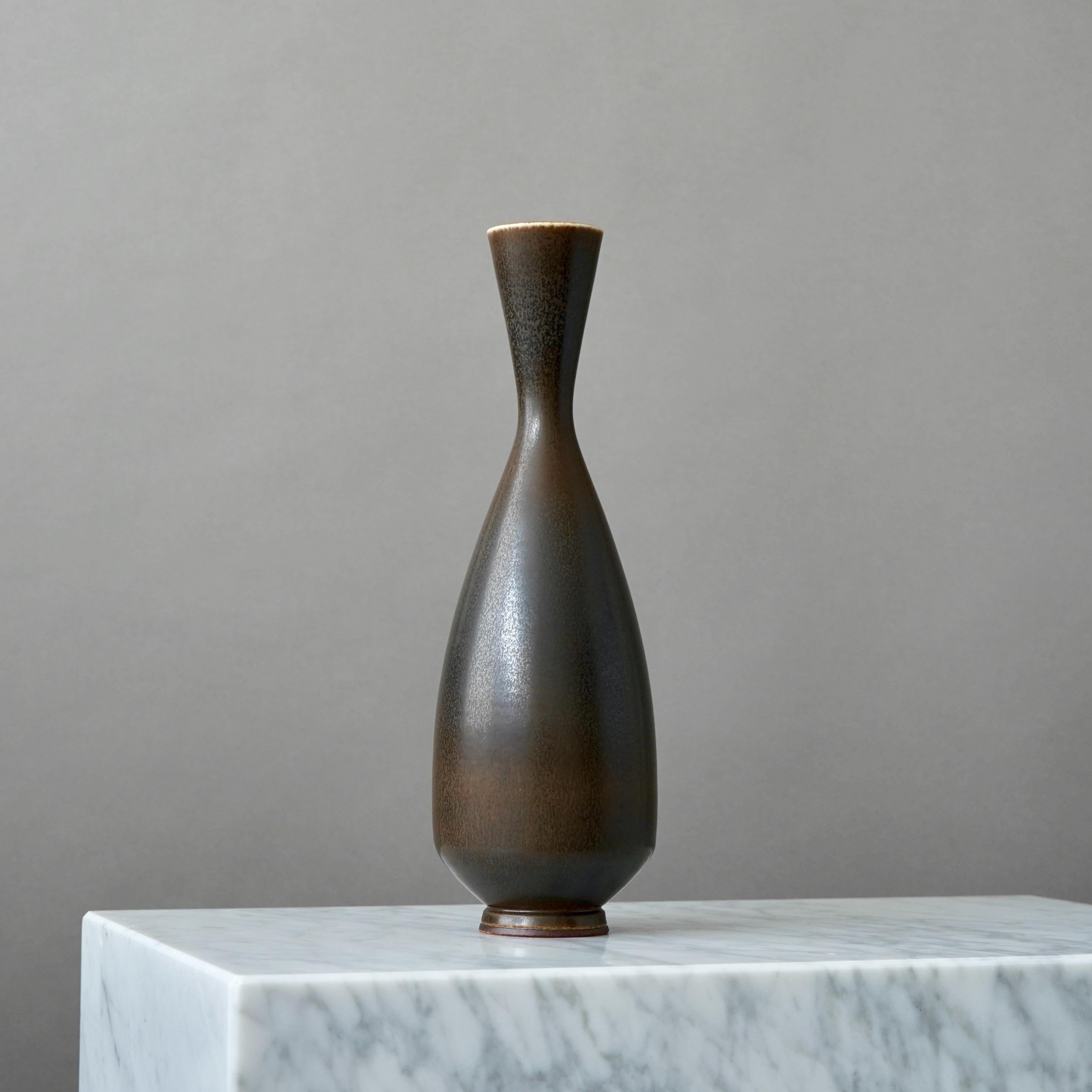 Un bellissimo vaso in gres con un'incredibile smaltatura marrone a pelo di lepre.
Realizzato dal maestro lanciatore Berndt Friberg, nello studio dell'artista a Gustavsberg, Svezia, 1963.

Ottime condizioni. 
Firma incisa 
