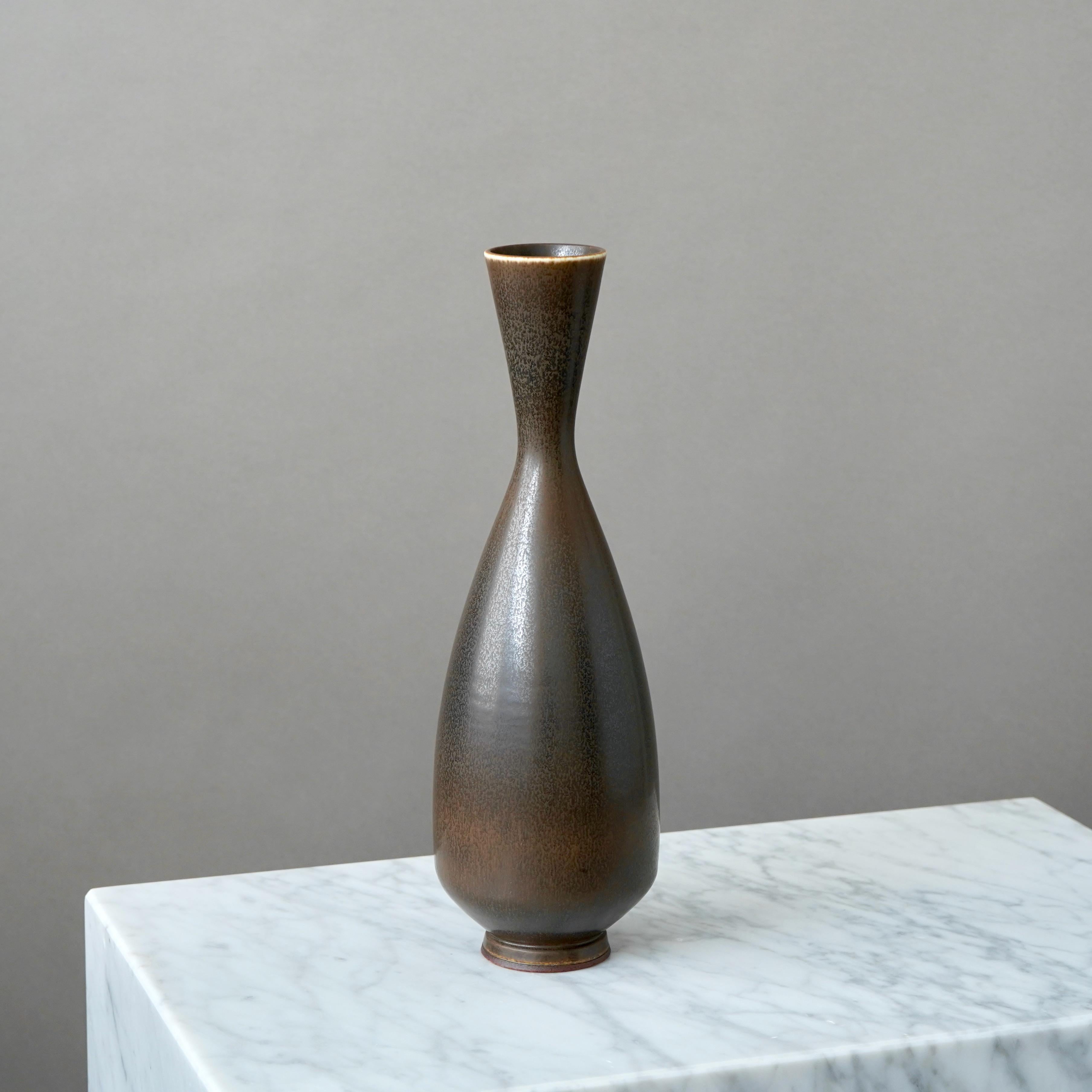 Scandinavo moderno Vaso grande in gres marrone di Berndt Friberg, Studio A, Svezia, 1963 in vendita