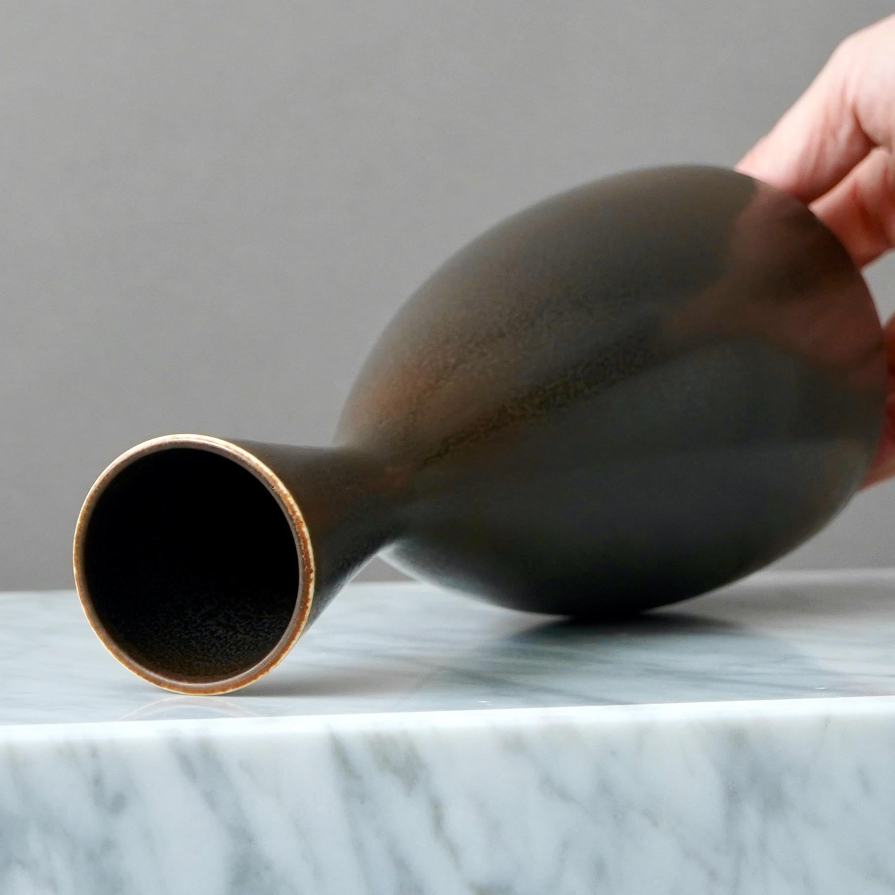 Svedese Vaso grande in gres marrone di Berndt Friberg, Studio A, Svezia, 1963 in vendita