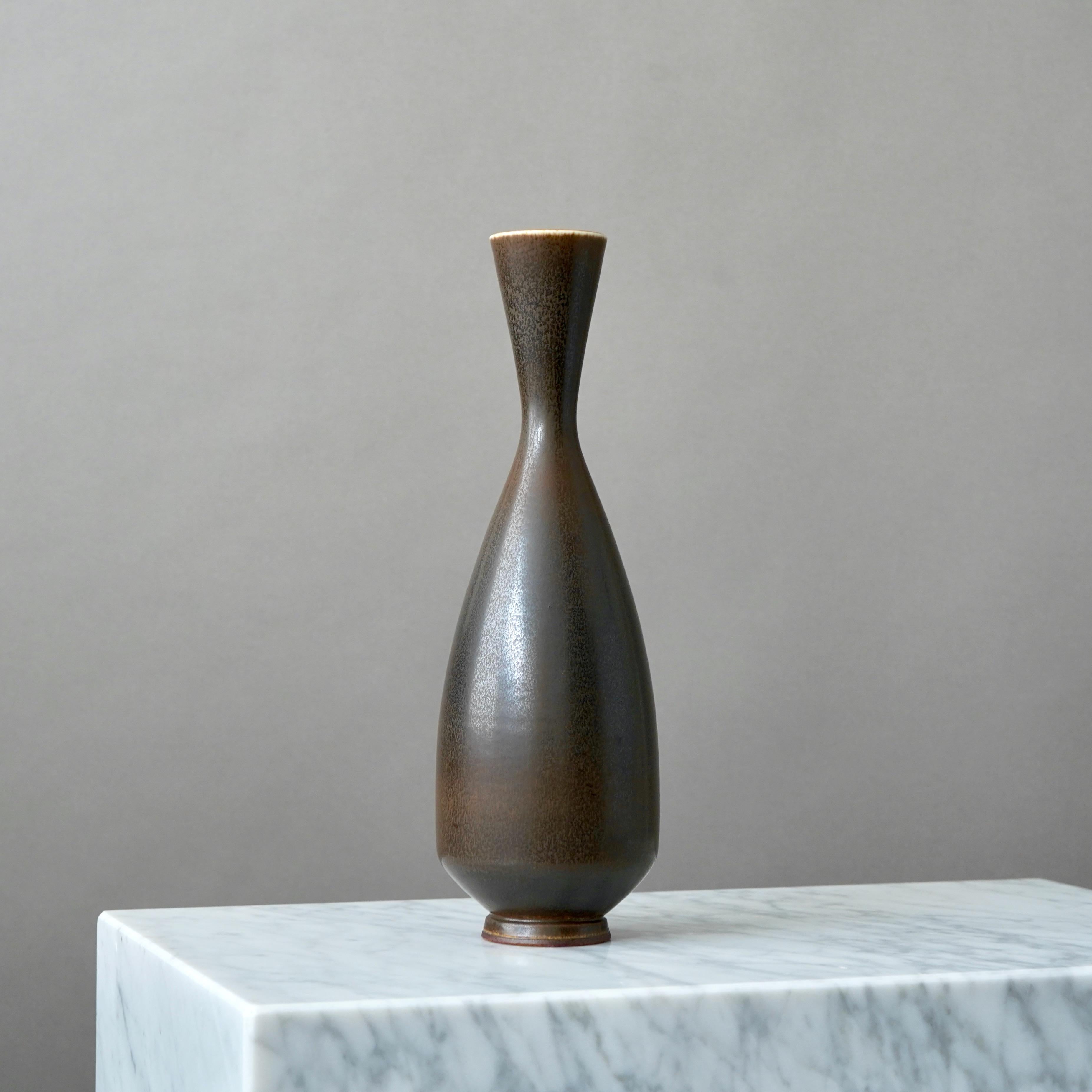 Vaso grande in gres marrone di Berndt Friberg, Studio A, Svezia, 1963 In condizioni buone in vendita a Malmö, SE