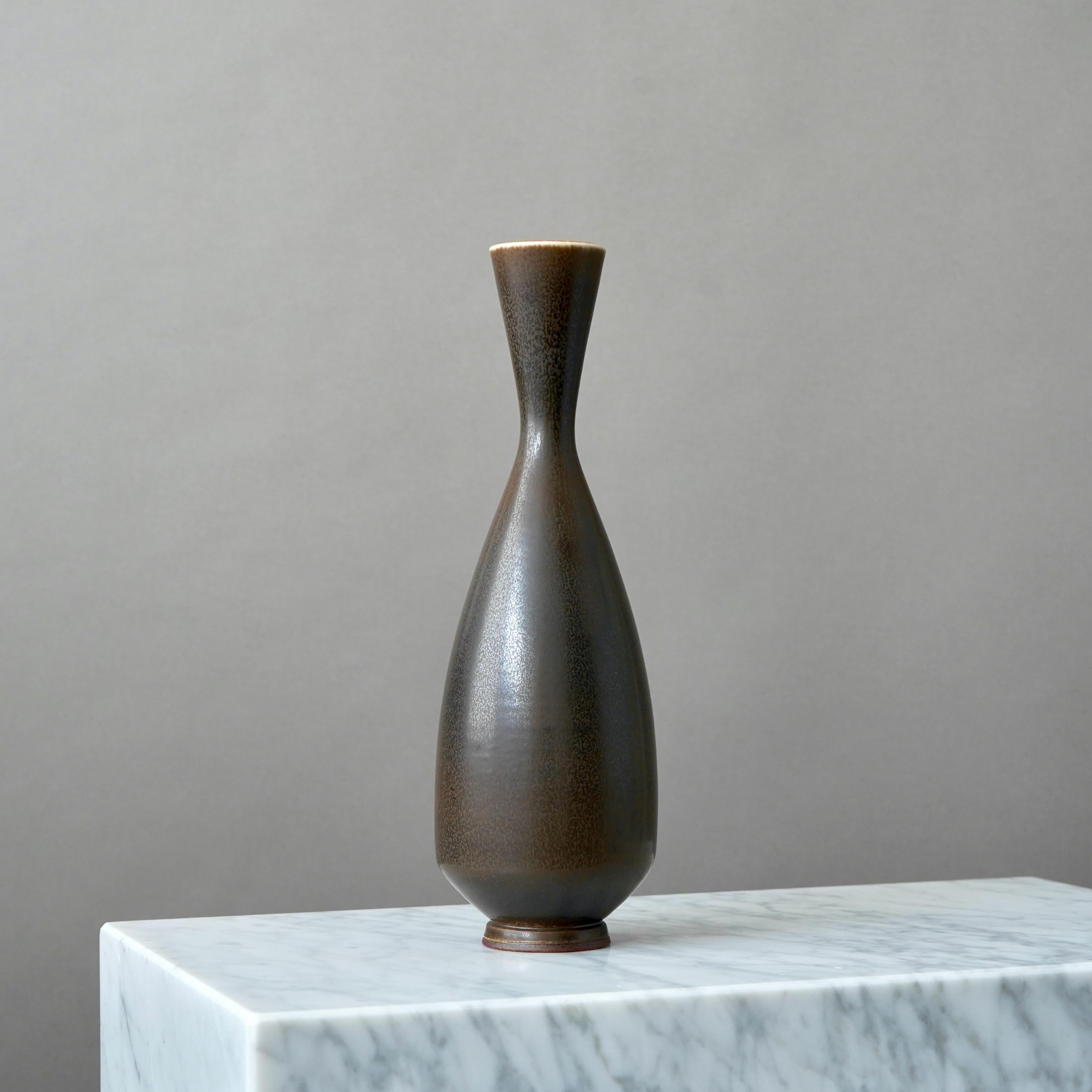 XX secolo Vaso grande in gres marrone di Berndt Friberg, Studio A, Svezia, 1963 in vendita