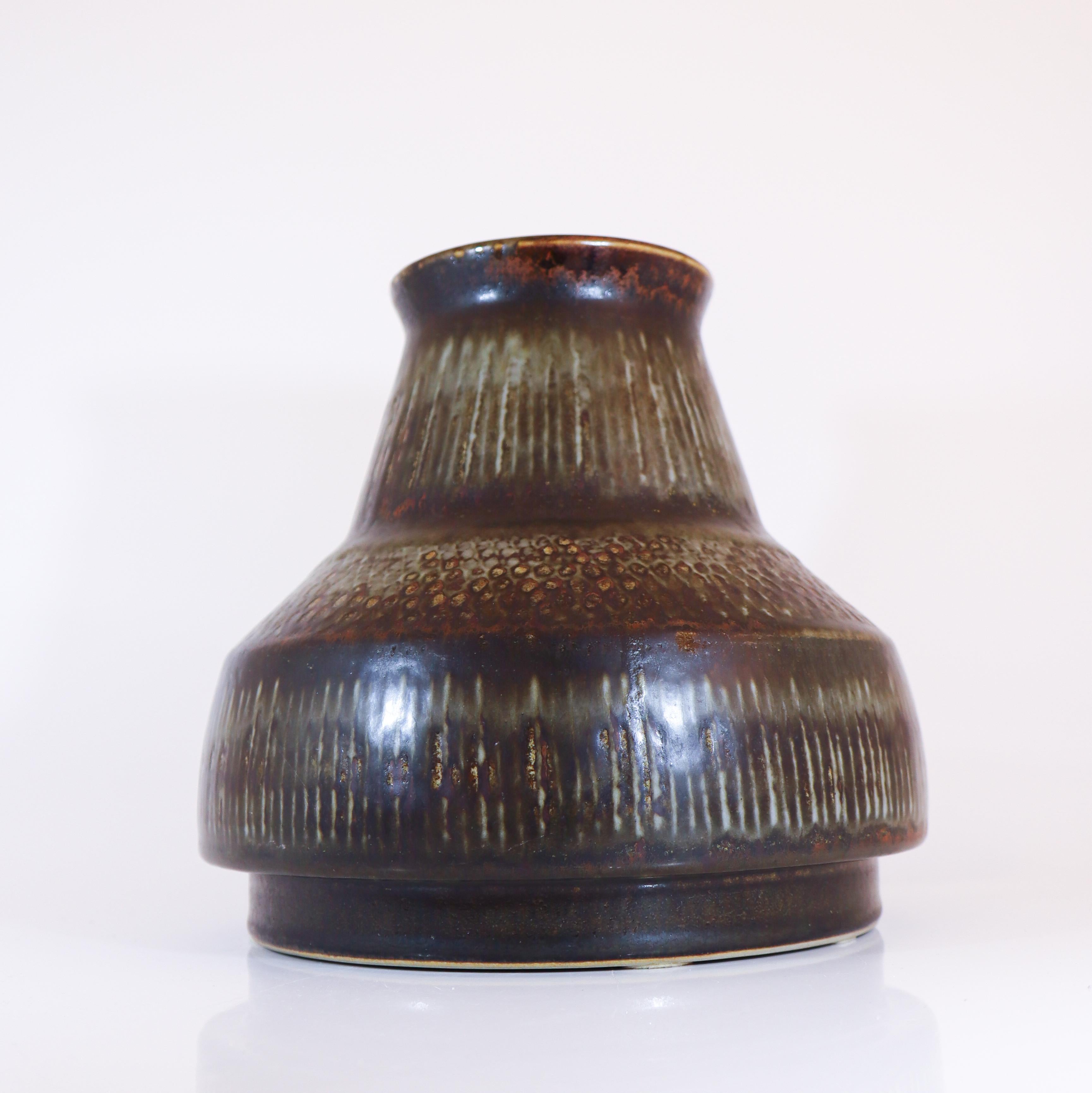 Un grande vaso marrone disegnato da Carl-Harry Stålhane a Rörstrand, alto 21,5 cm, con un diametro di 23 cm e in ottime condizioni. Si tratta di un vaso unico realizzato in una sola copia, come si può vedere dalla firma.

Carl-Harry Stålhane è uno