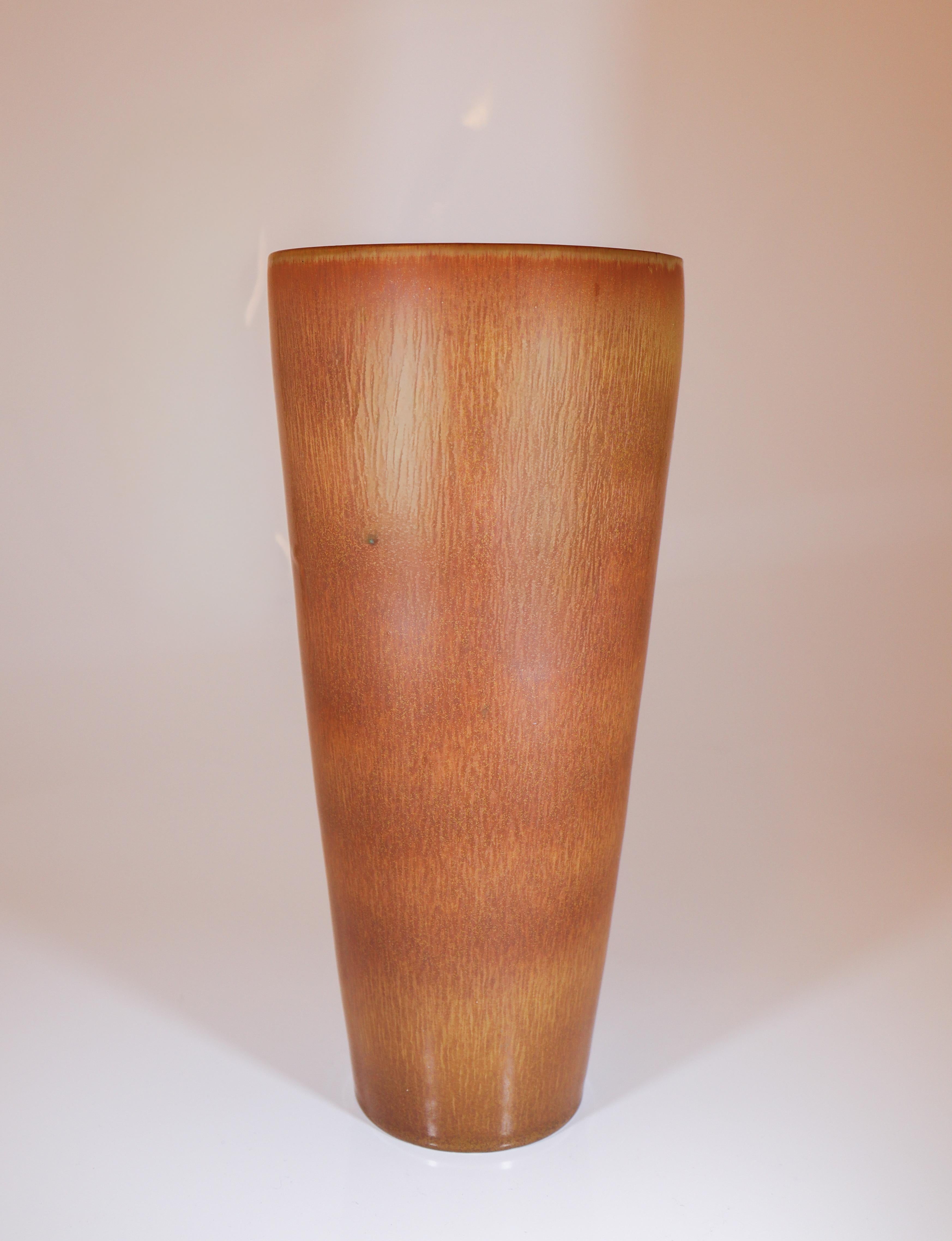 Un grande vaso marrone con una splendida smaltatura marrone a pelo d'arancio, disegnato da Gunnar Nylund a Rörstrand. Il vaso è alto 31,5 cm (12,6