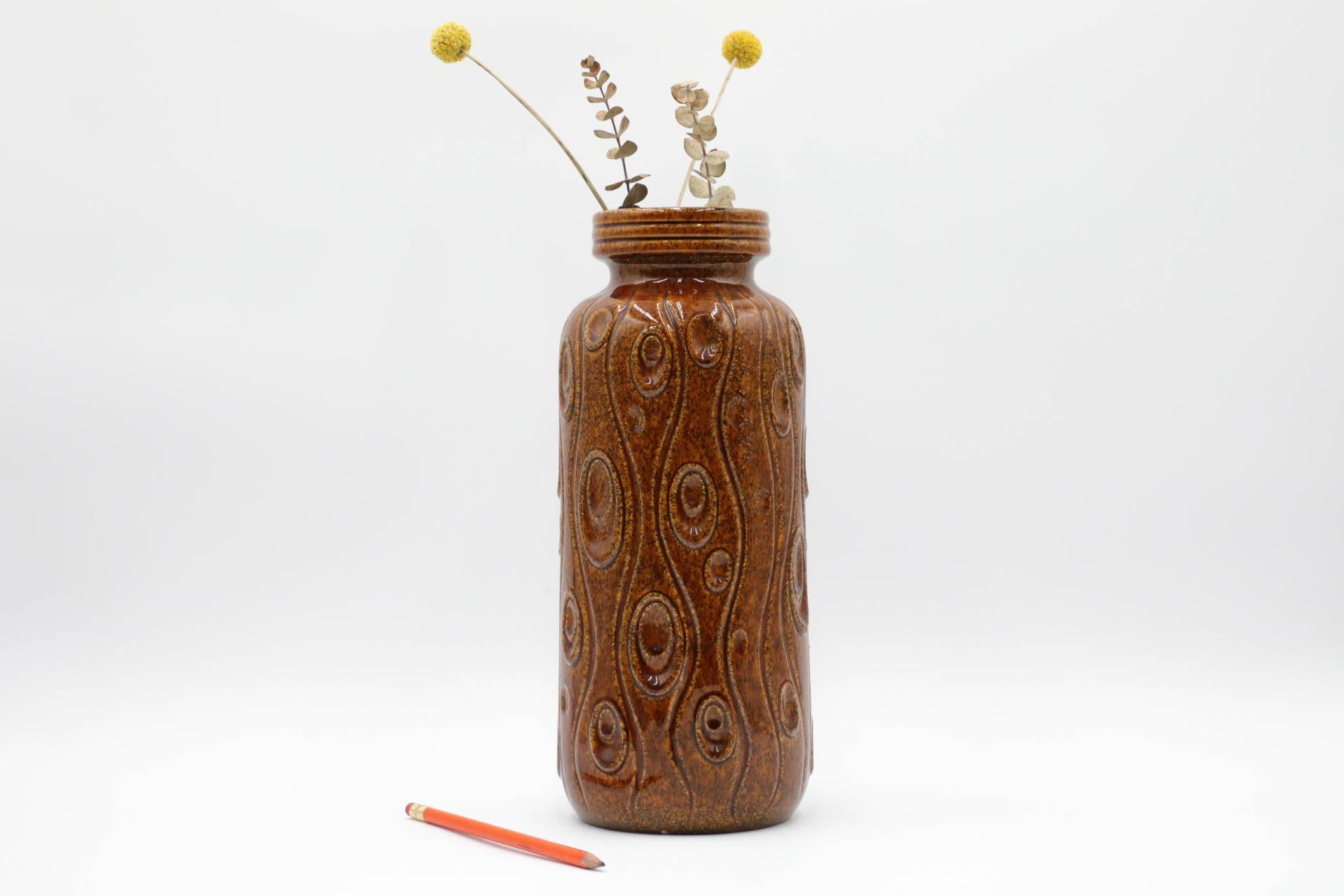 Bellissimo vaso in ceramica Scheurich Koralle della Germania occidentale. Marcato '288-30' sul fondo. Considerata l'età d'oro della ceramica, la ceramica d'arte degli anni 1950-1970, altamente collezionabile, è nota per gli smalti, le forme, i